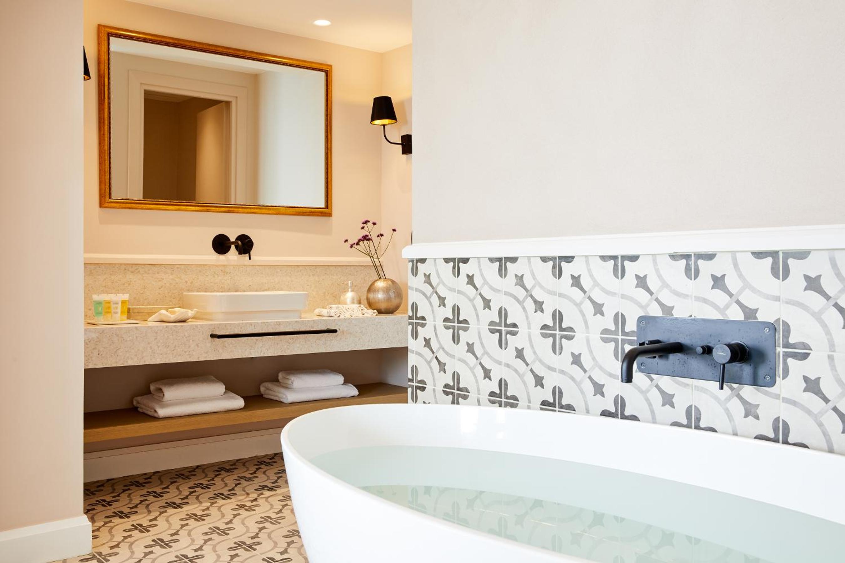 Deluxe Suite with Whirlpool and Sea View photo 3