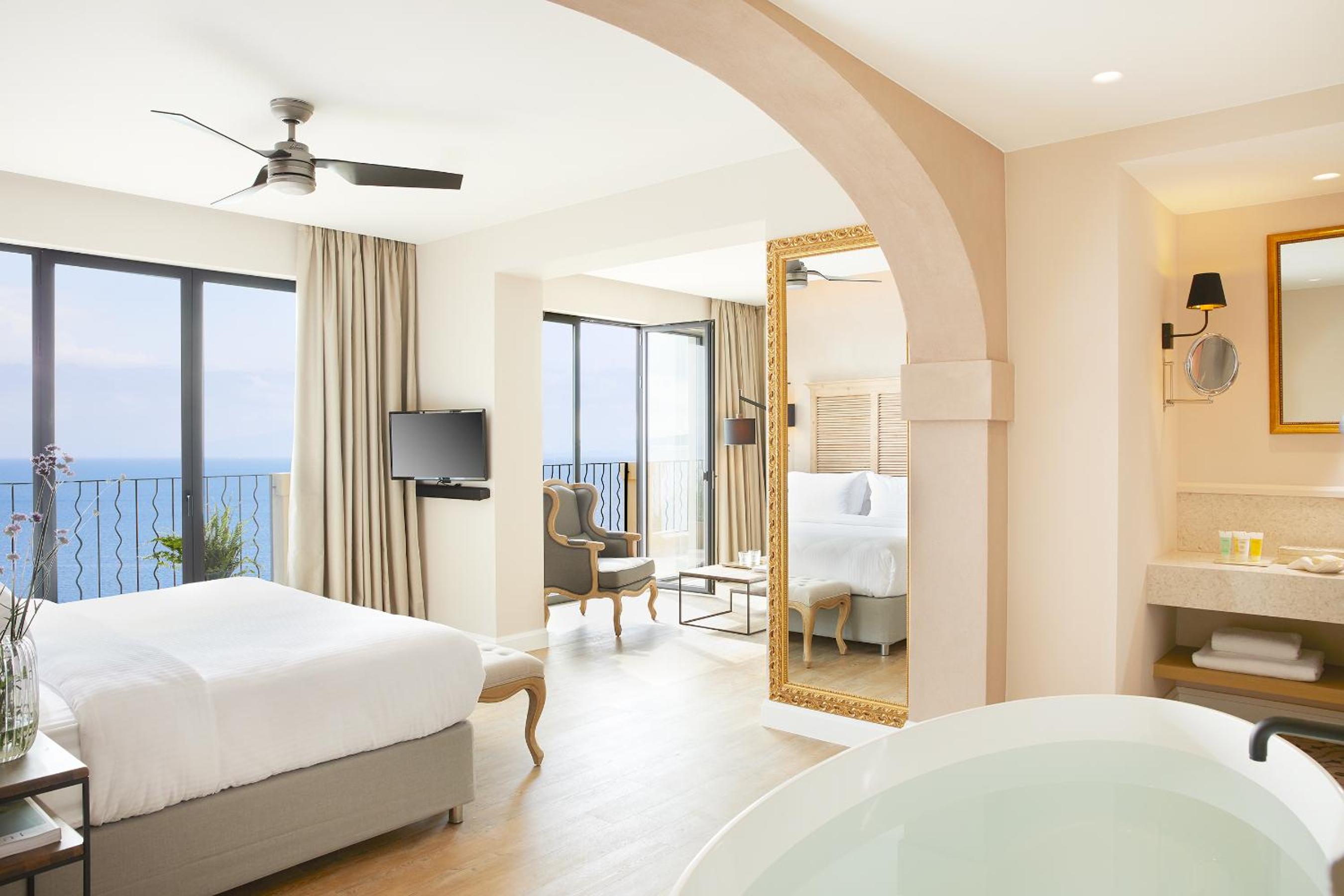 Deluxe Suite with Whirlpool and Sea View