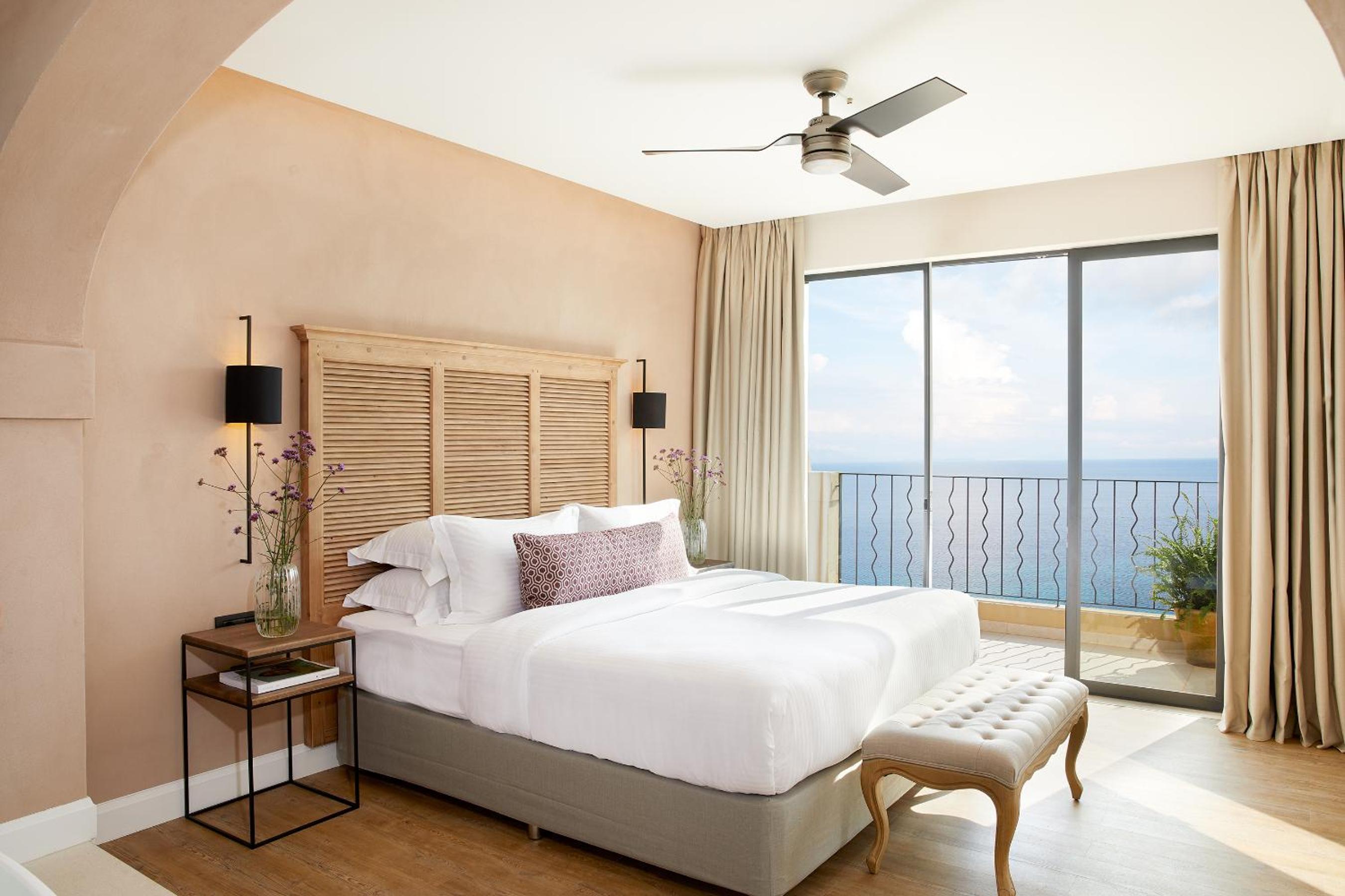 Deluxe Suite with Whirlpool and Sea View photo 3