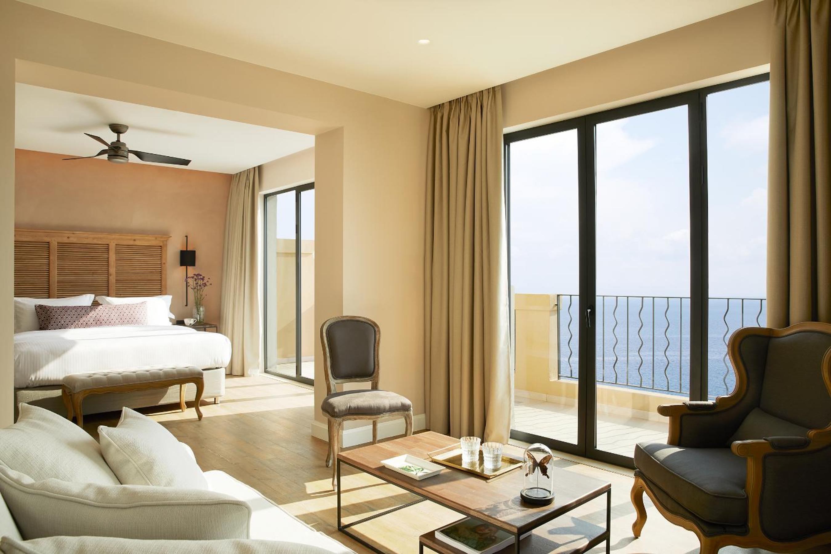 Deluxe Suite with Whirlpool and Sea View photo 2