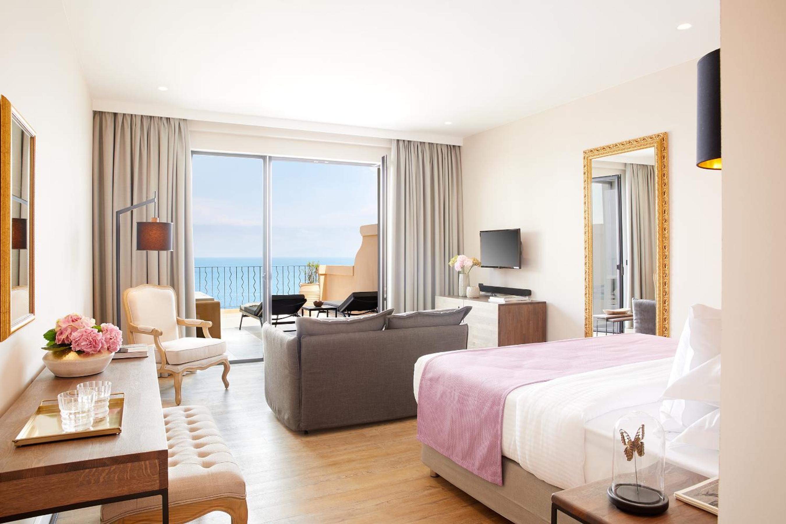 Deluxe Junior Suite with Whirlpool and Sea View