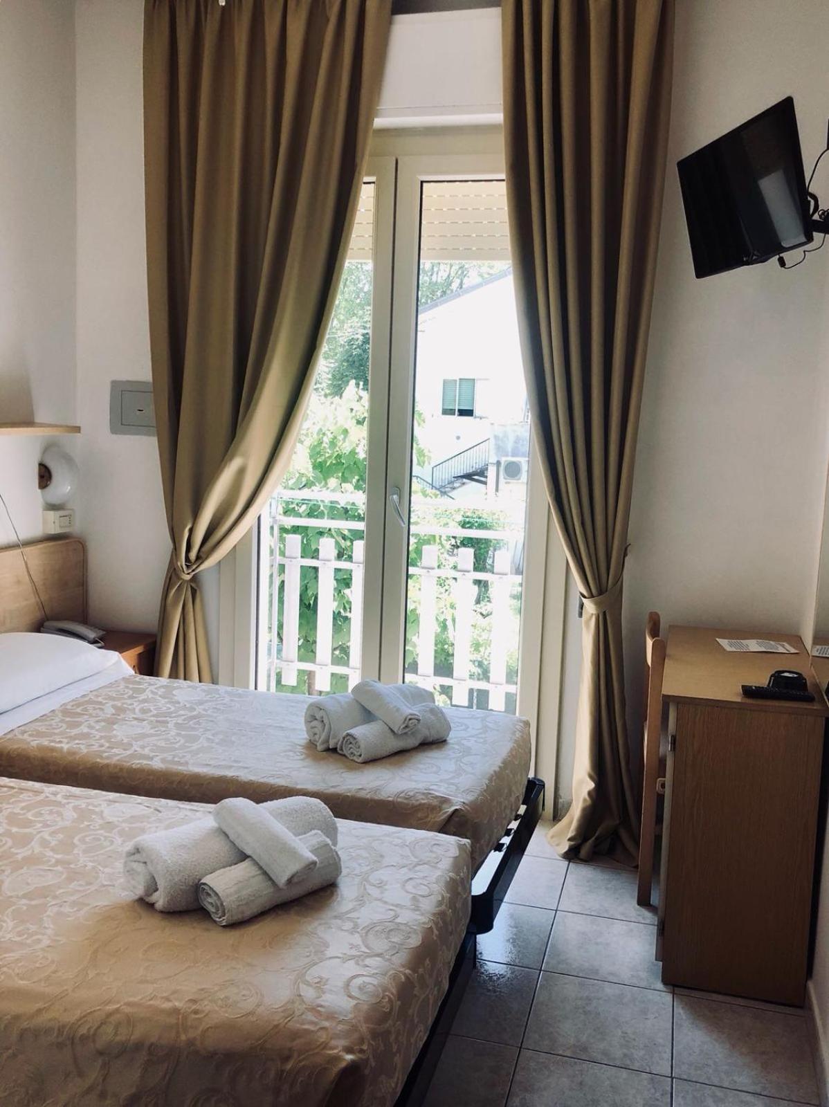 Basic Double or Twin Room - Photo 4