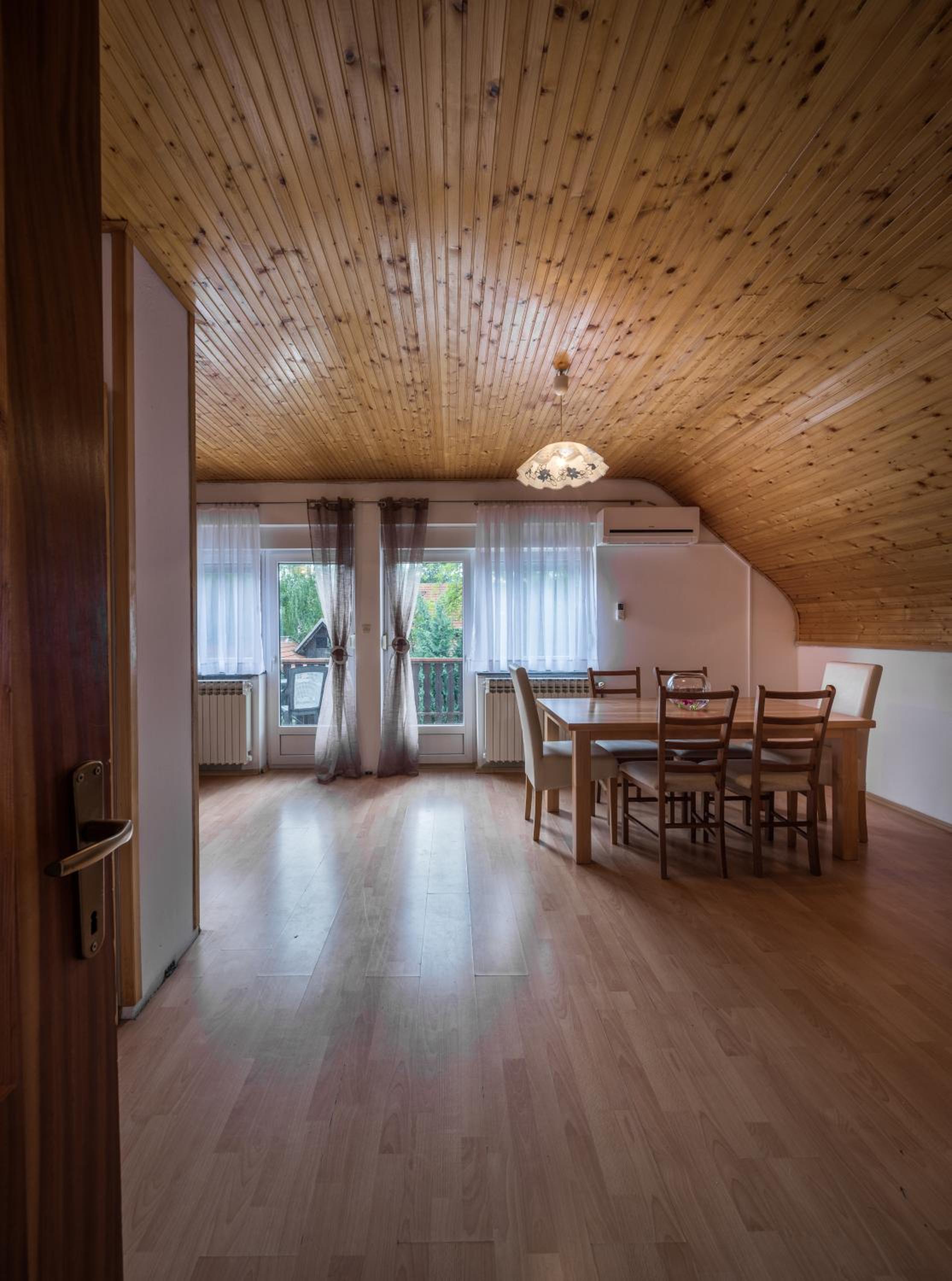 Apartment with Balcony - Photo 16