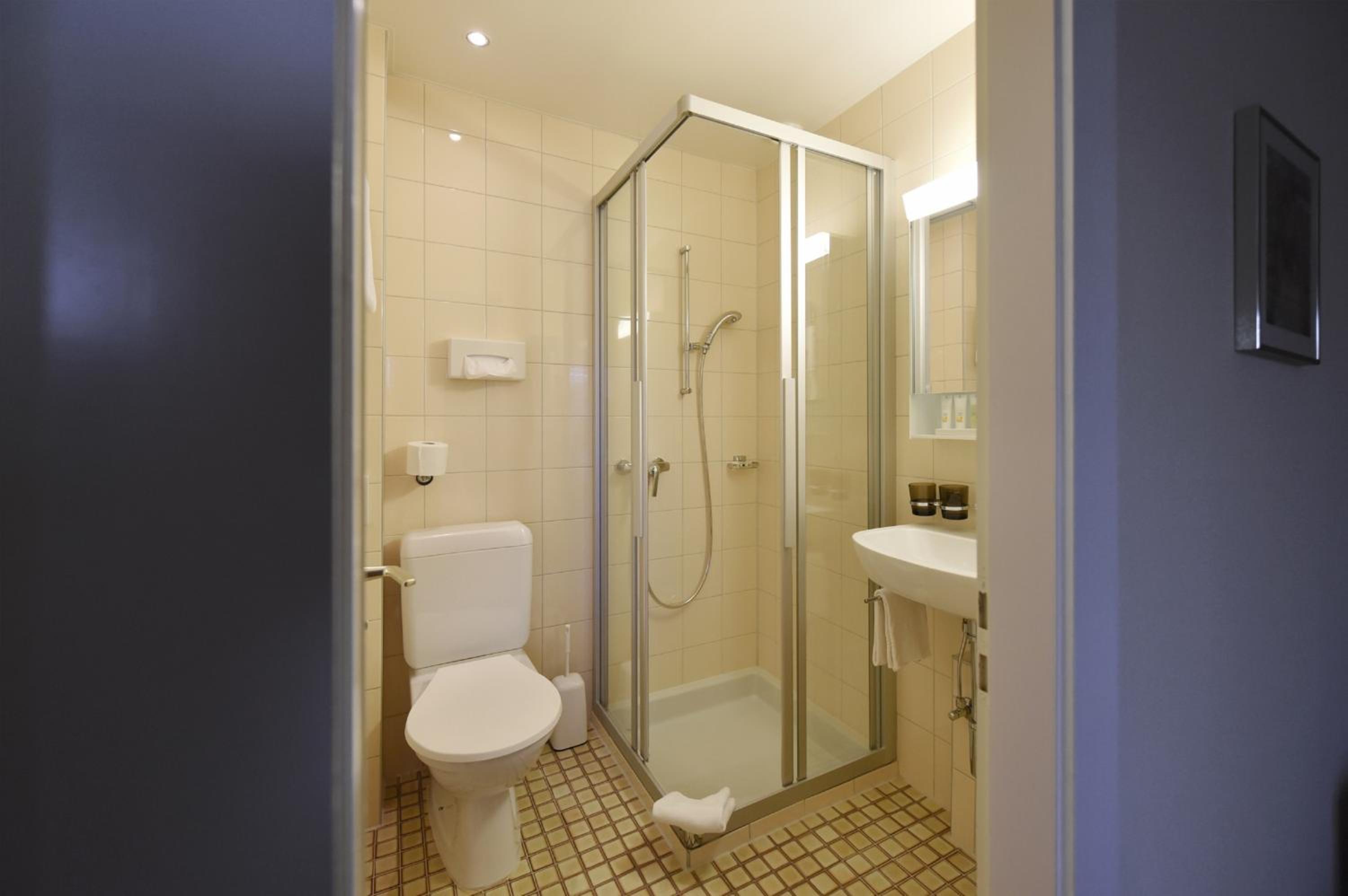 Available room thumbnail 6