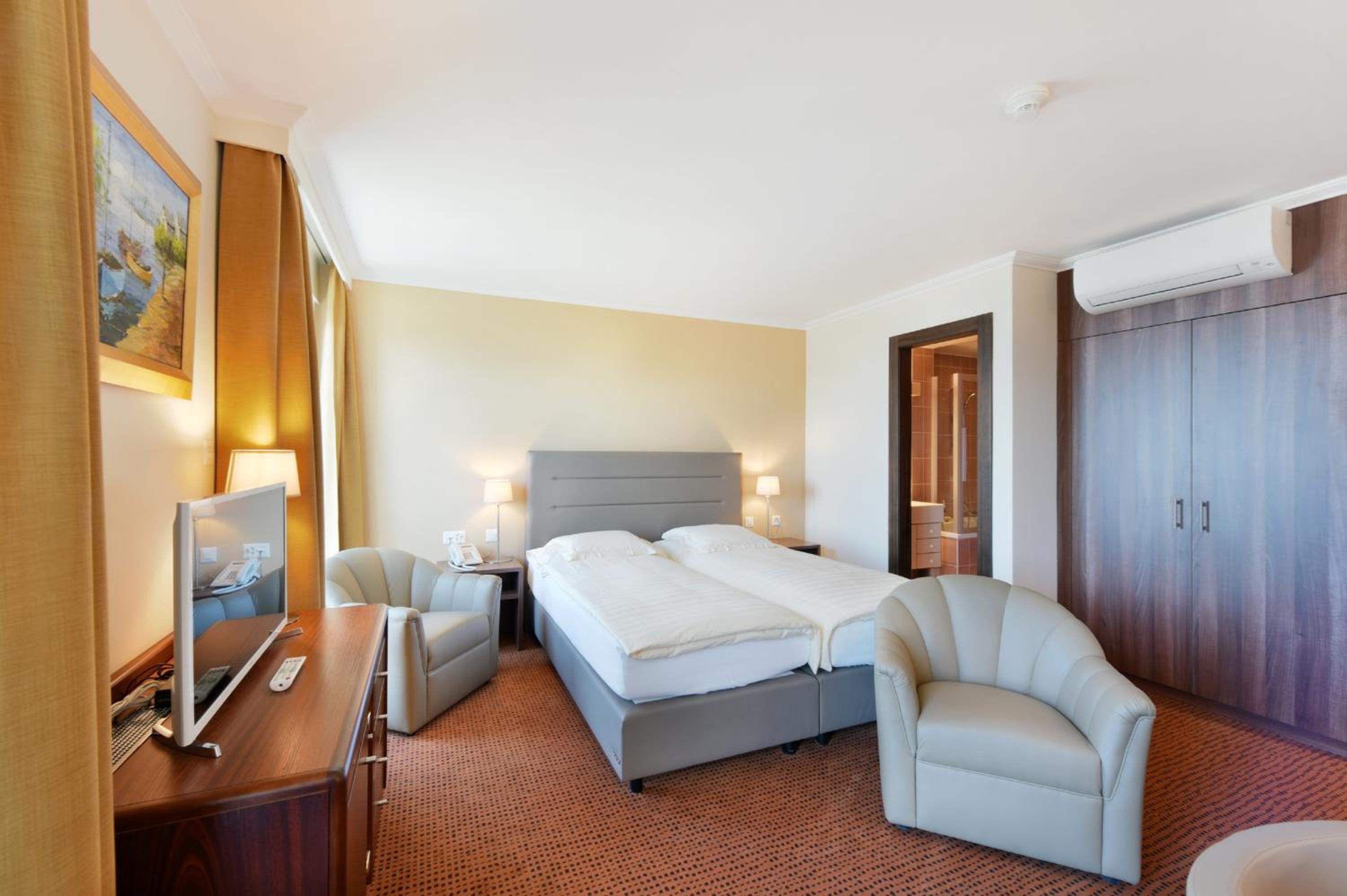 Superior Twin Room with Balcony  - Photo 11