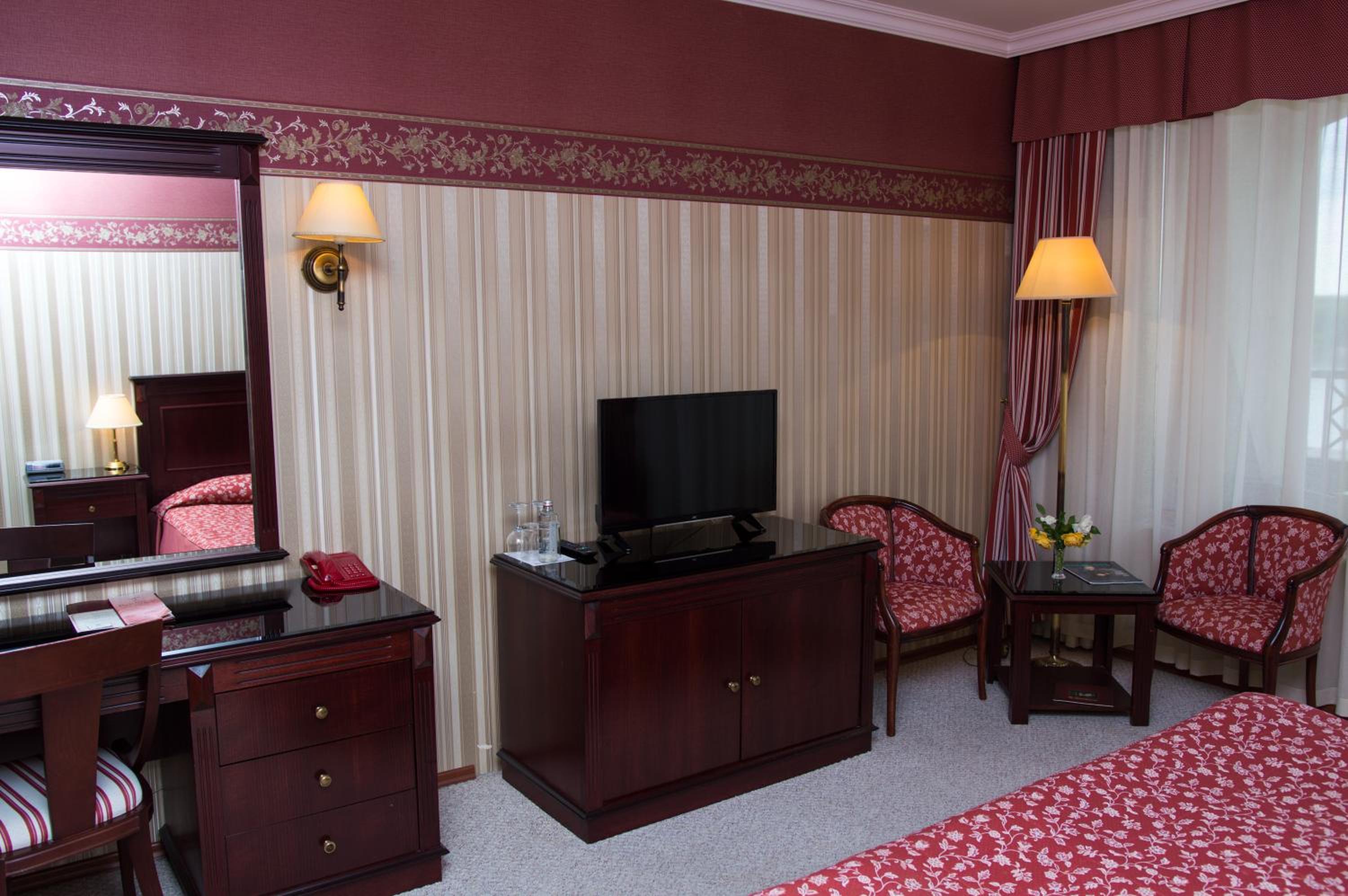 Deluxe Double Room - Photo 11