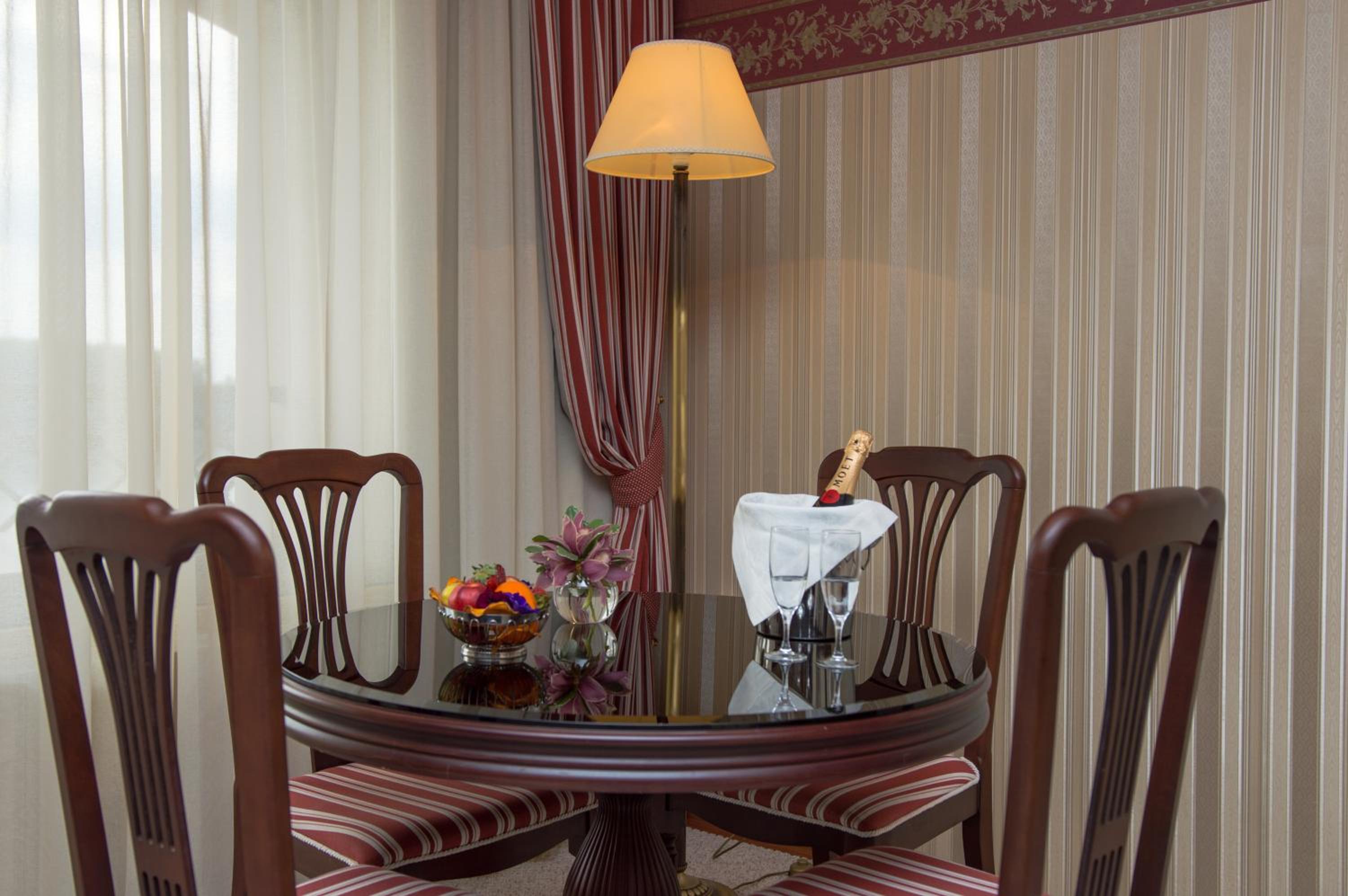 Deluxe Suite - Photo 9