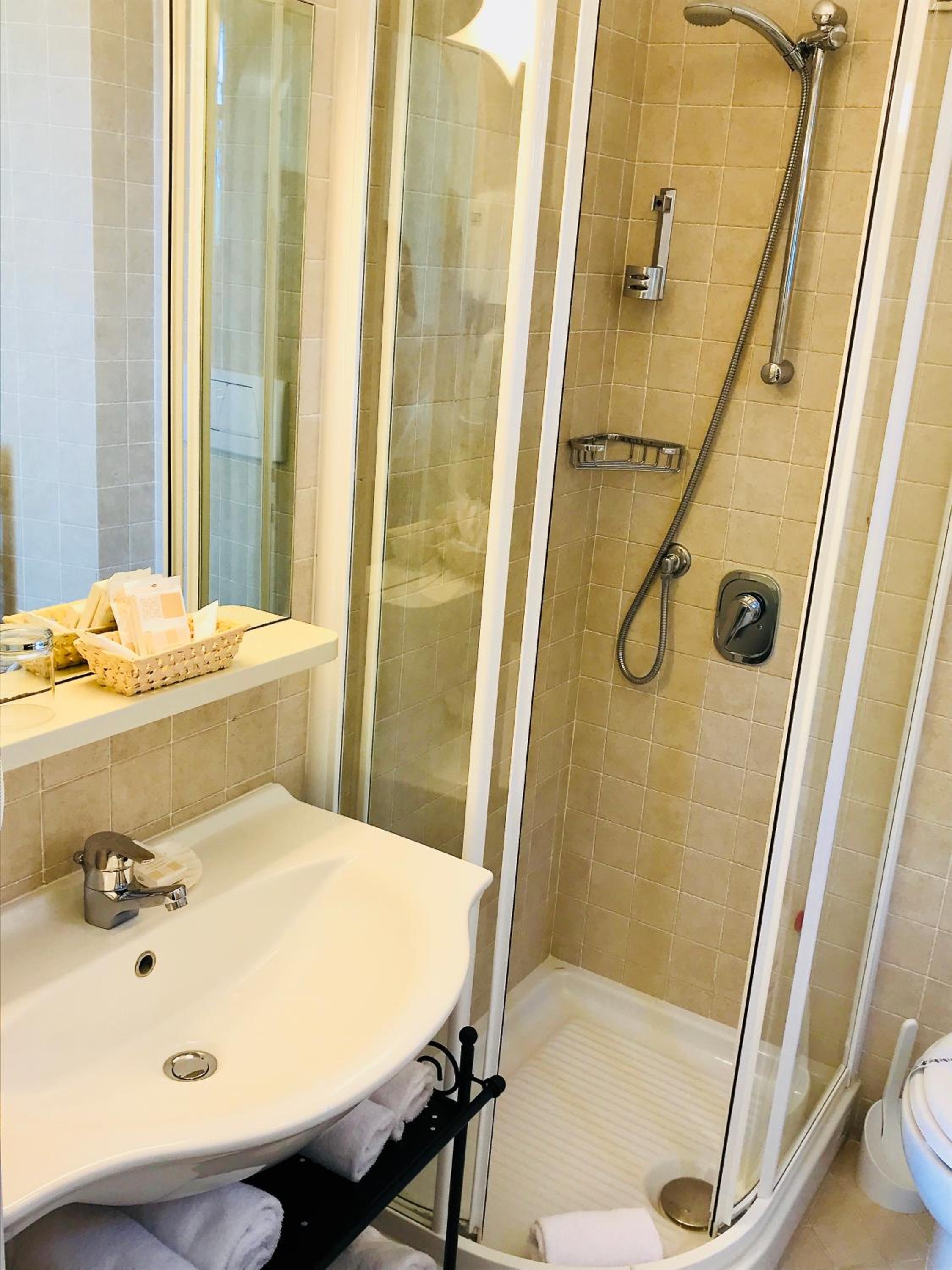 Double Room - Photo 17