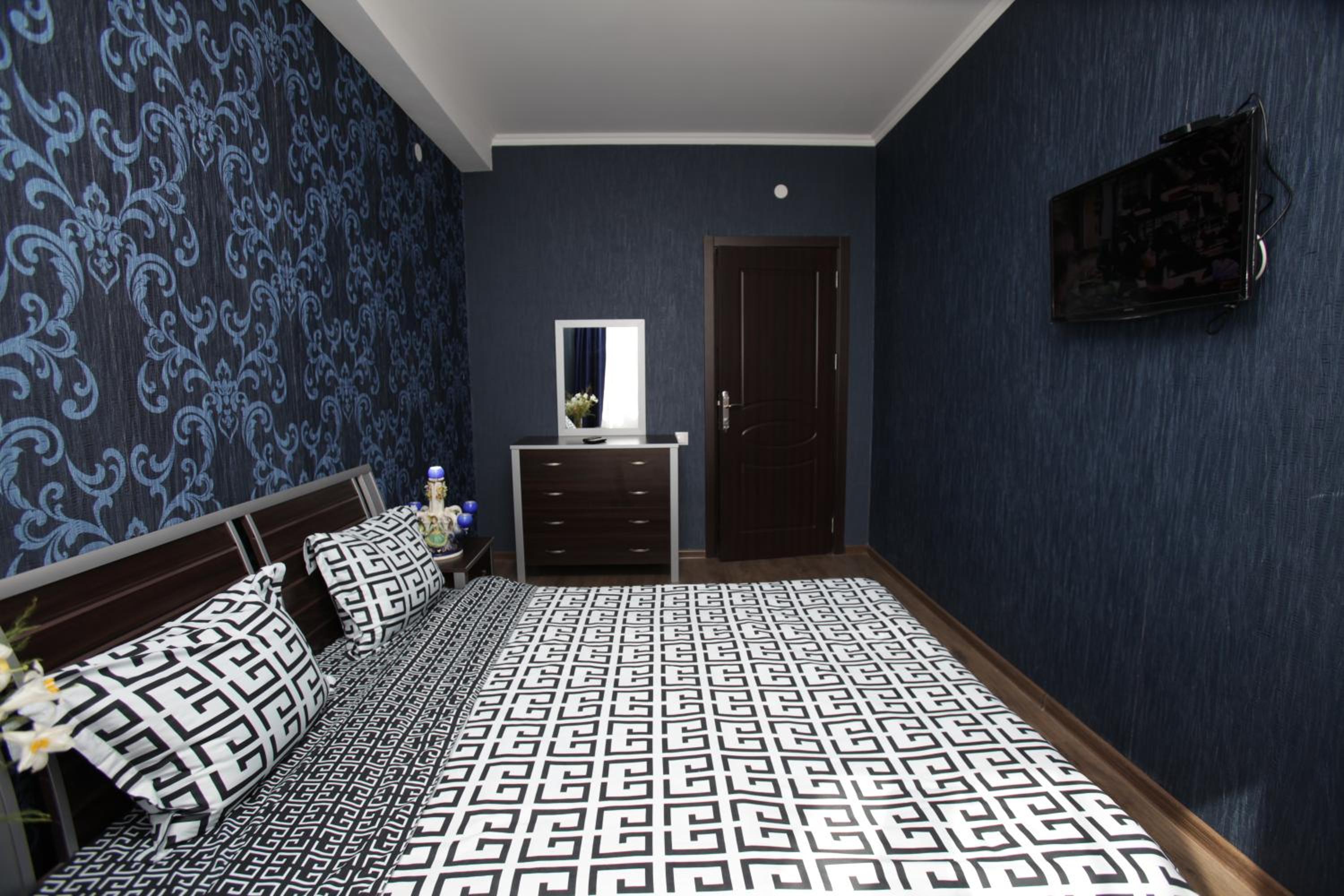 Apartment with Balcony - Photo 6