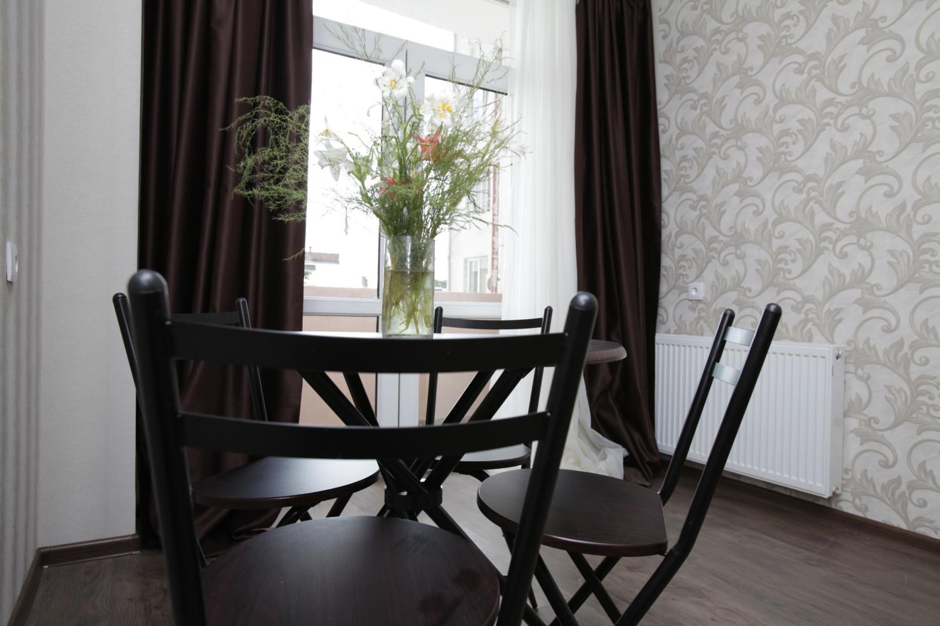 Apartment with Balcony - Photo 3