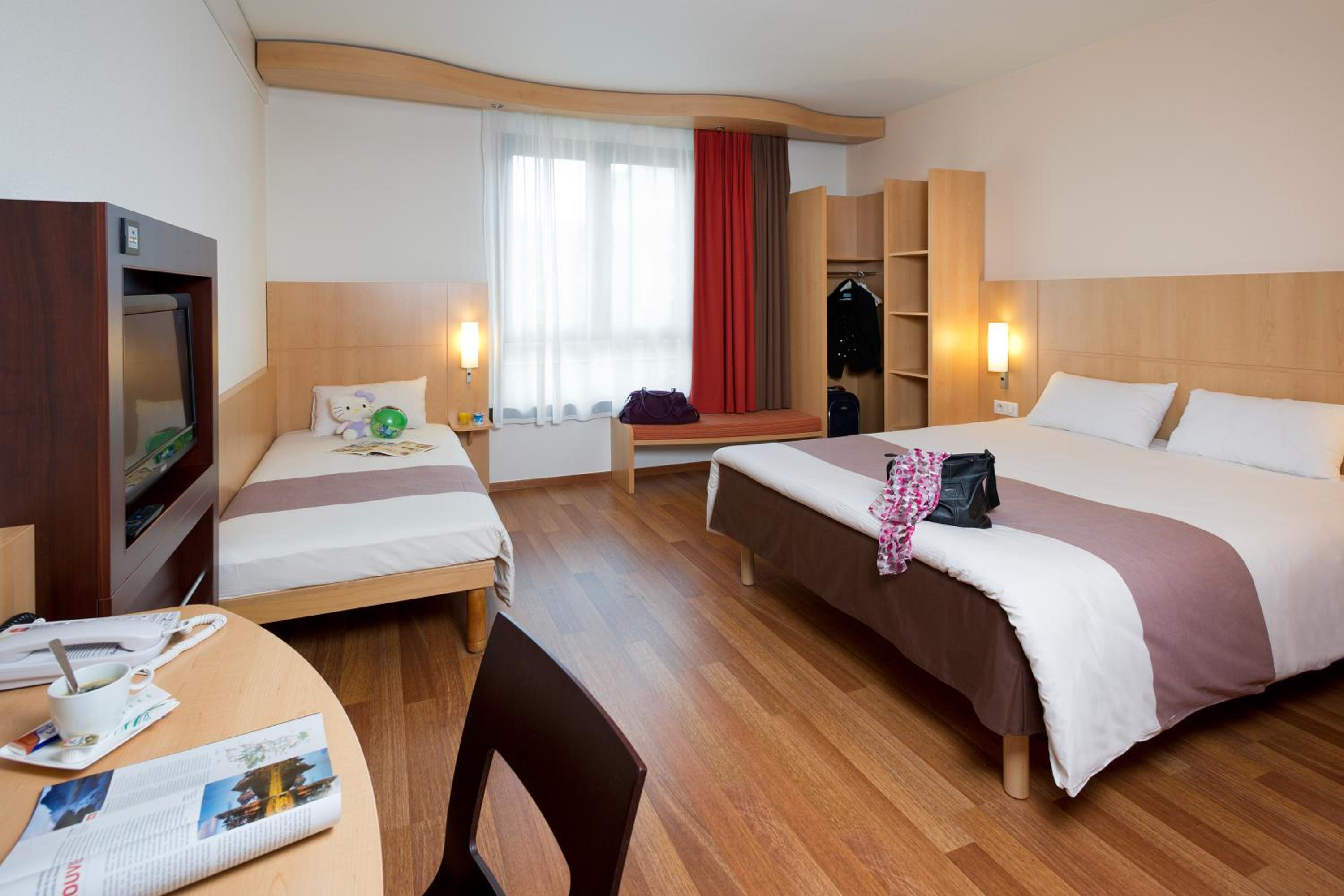 Triple Room with One Double and Single Bed or Three Single Beds - Photo 2