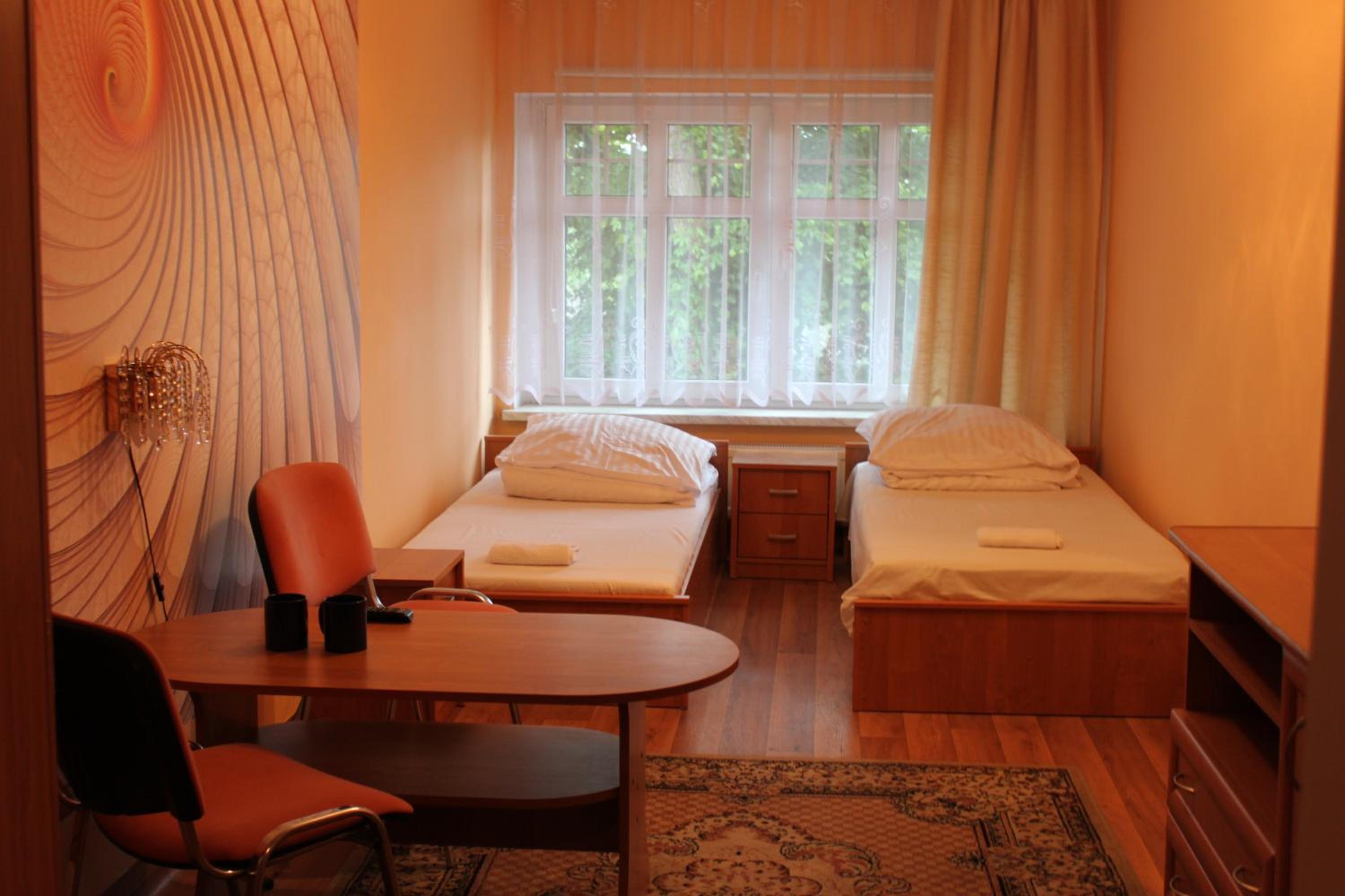 Twin Room with Bathroom - Photo 4