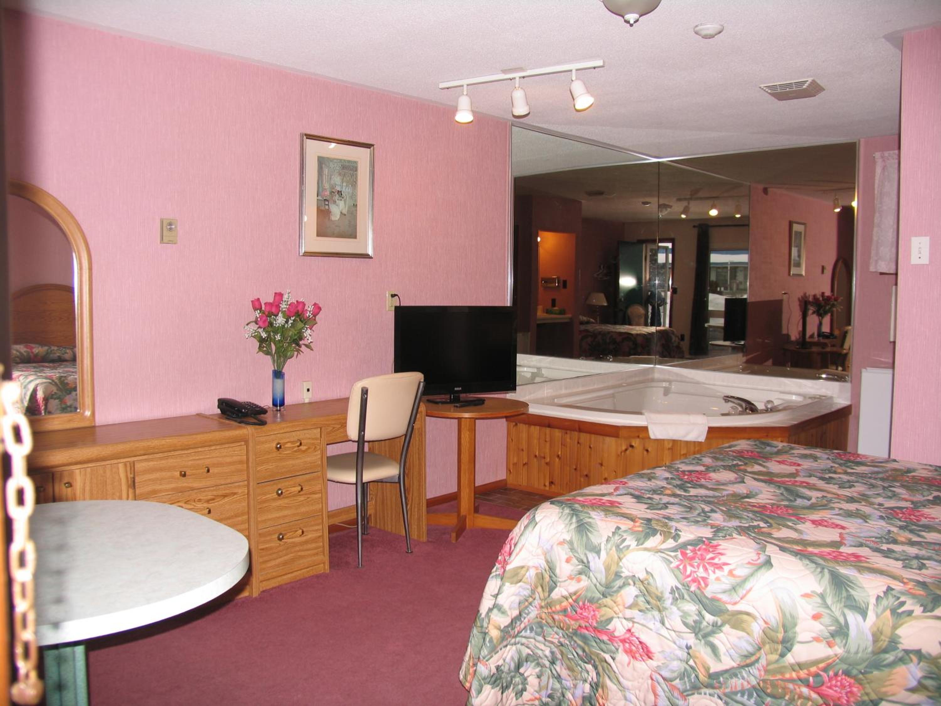 Queen Room with Whirlpool photo 2