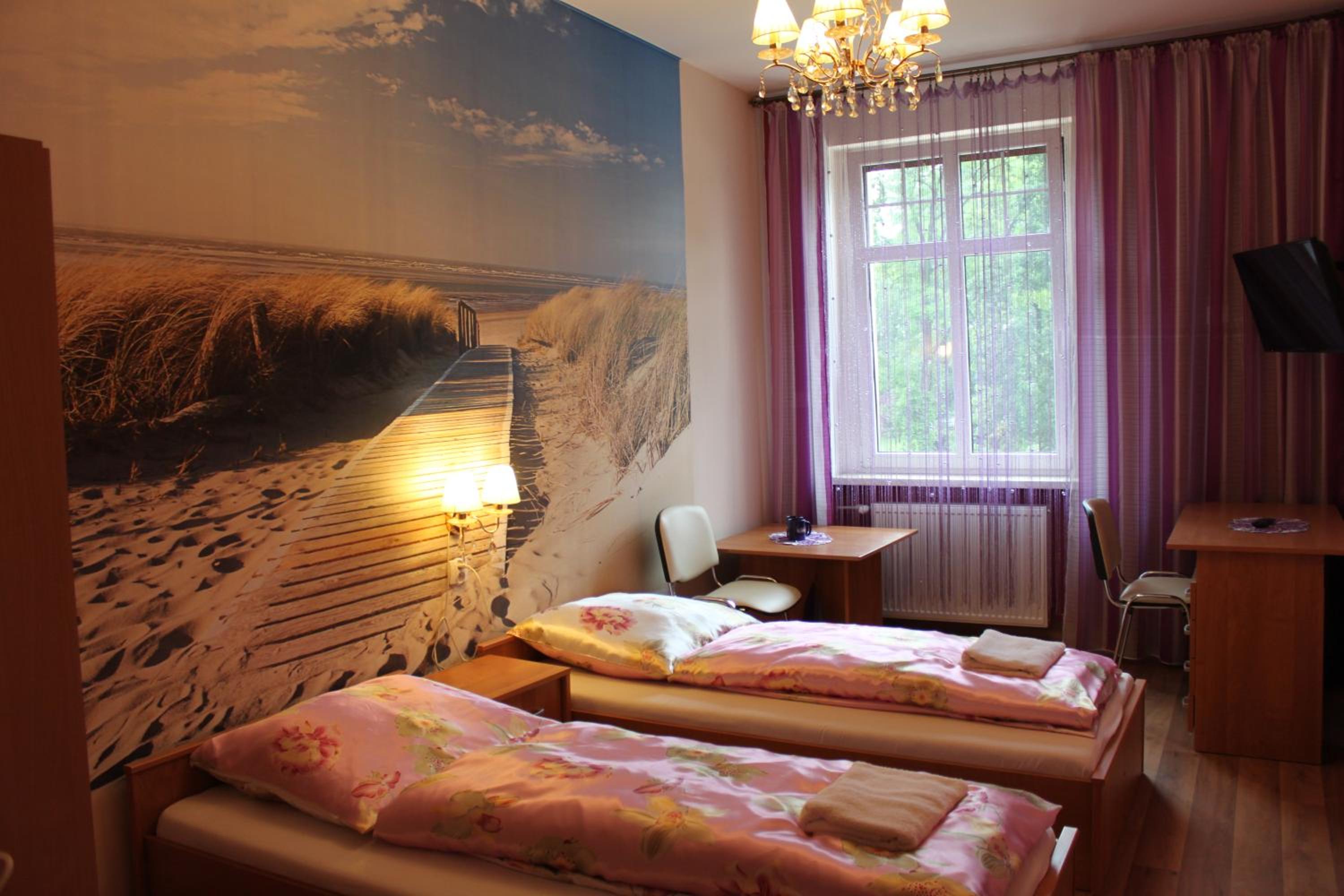 Twin Room with Bathroom - Photo 2