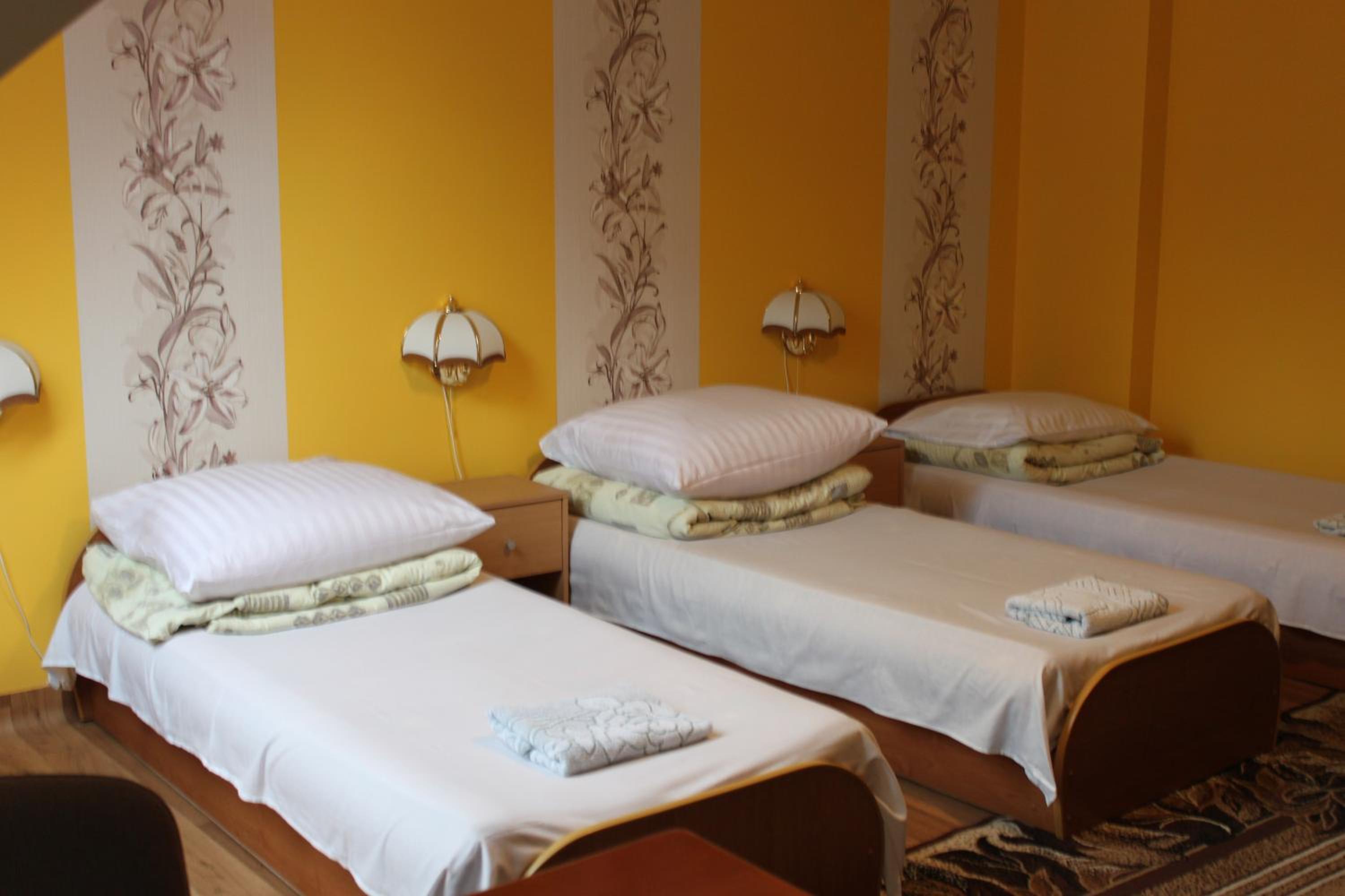 Quadruple Room with Private Bathroom - Photo 4