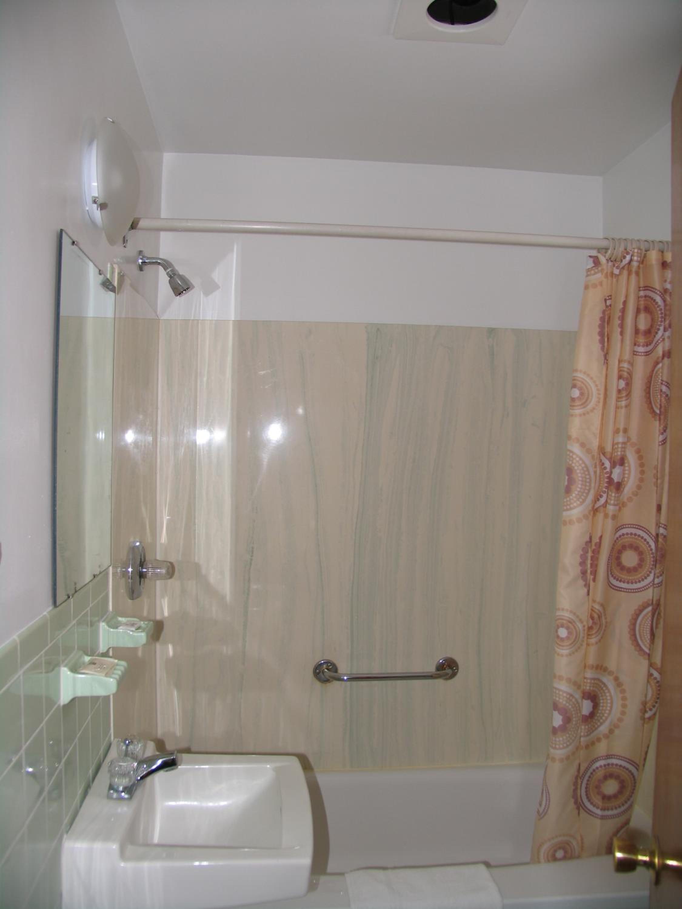 Queen Room with Two Queen Beds - Photo 6