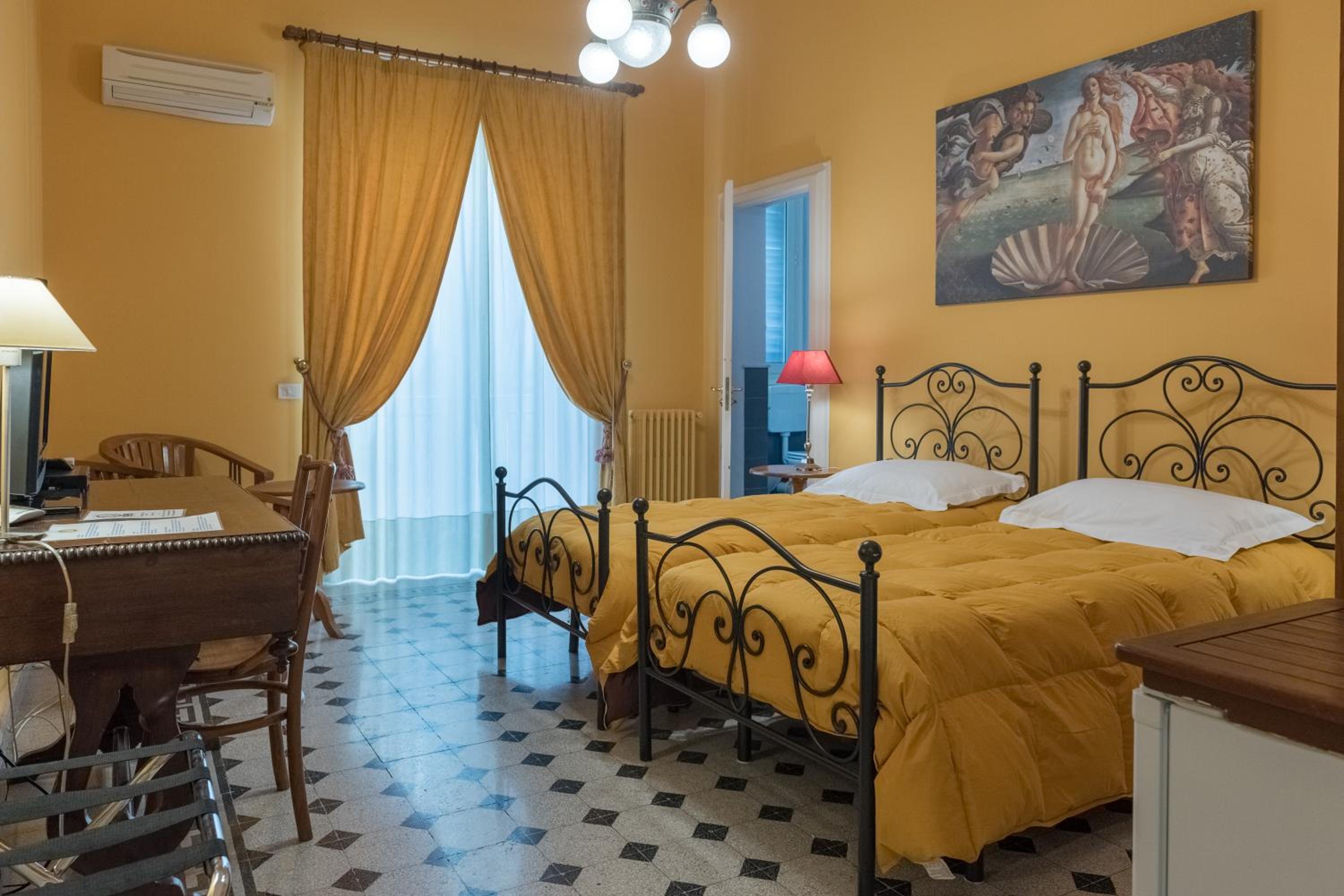 Double Room with Balcony - Photo 2