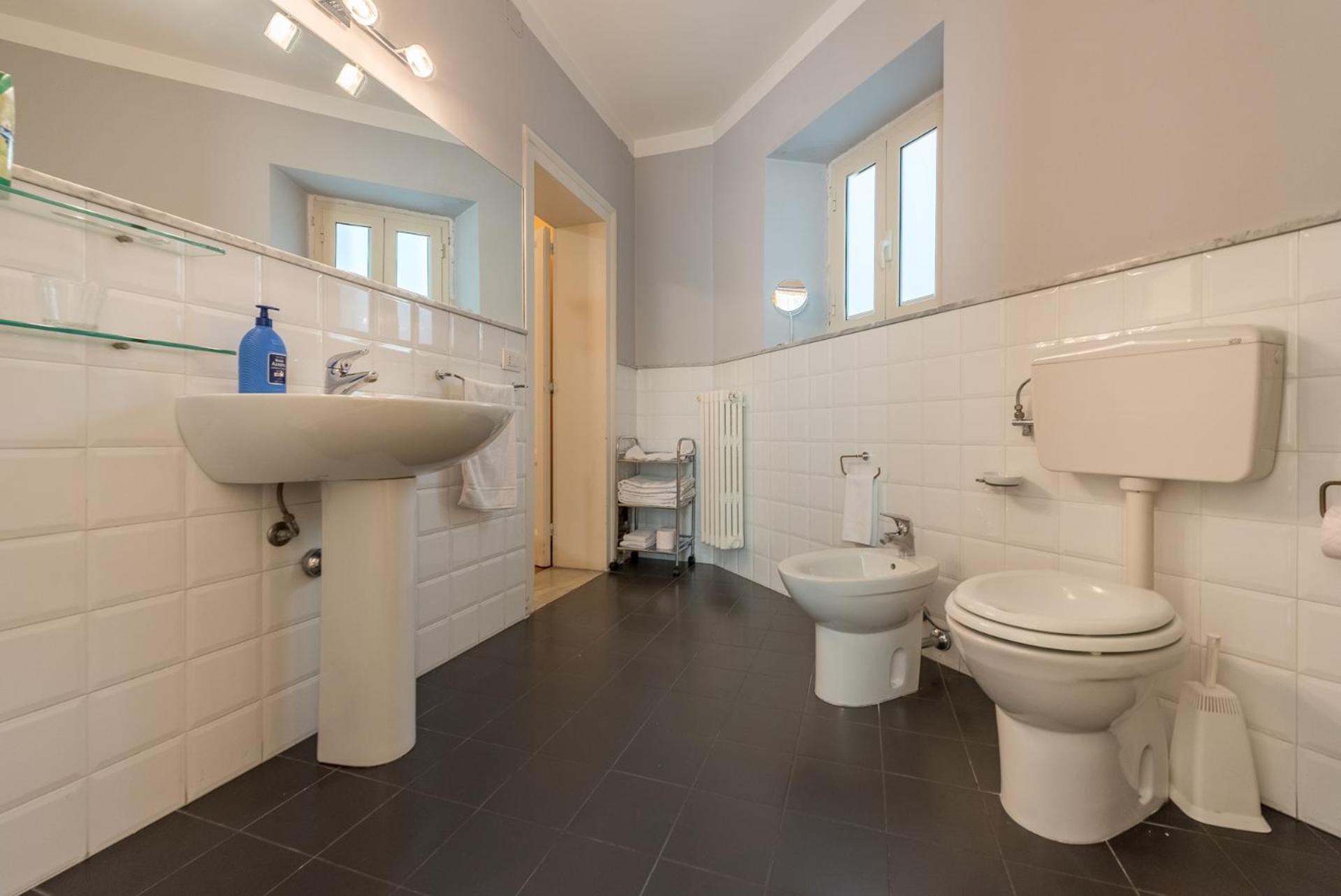 Suite with Balcony - Photo 2