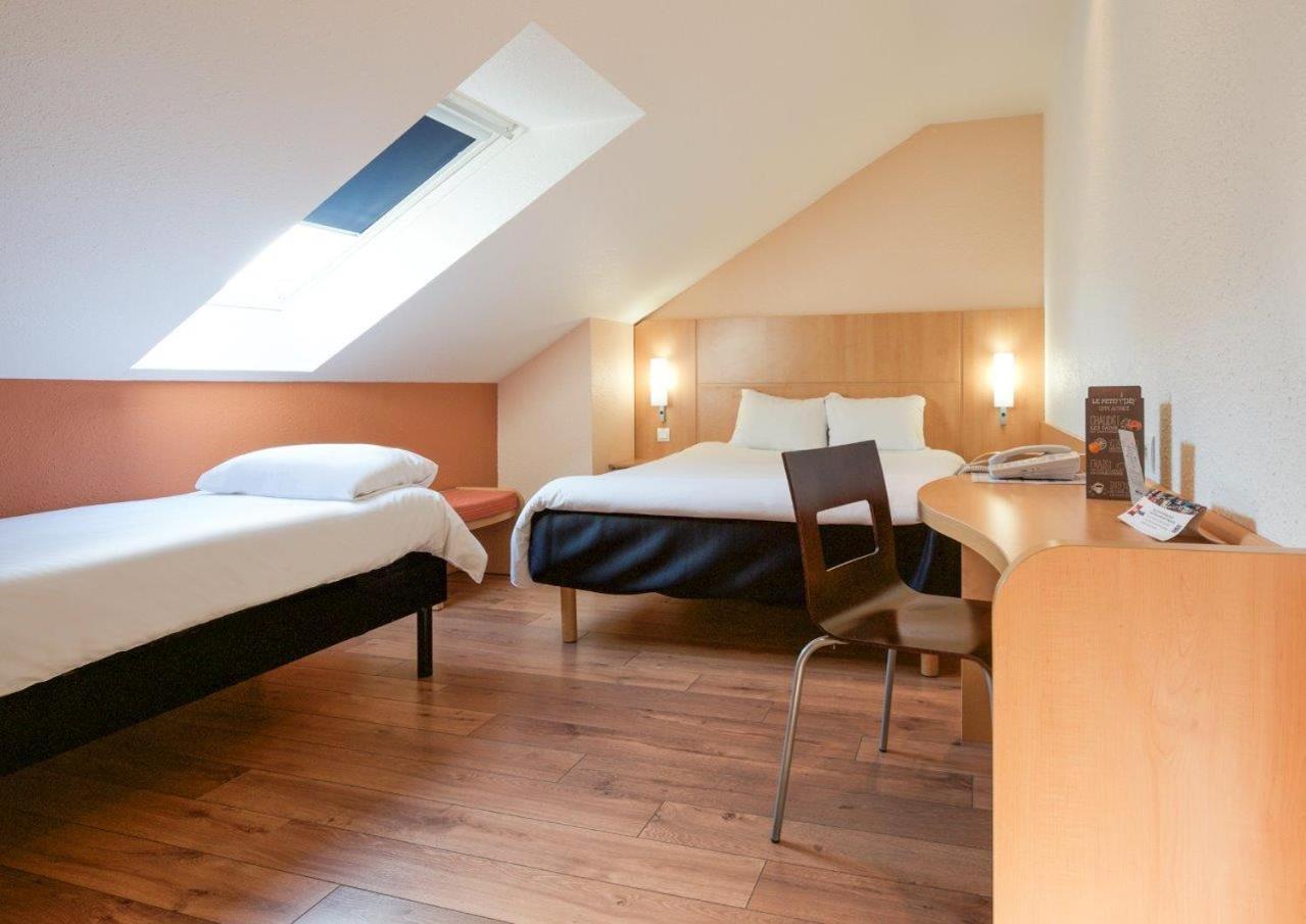 Triple Room with One Double and Single Bed or Three Single Beds - Photo 3