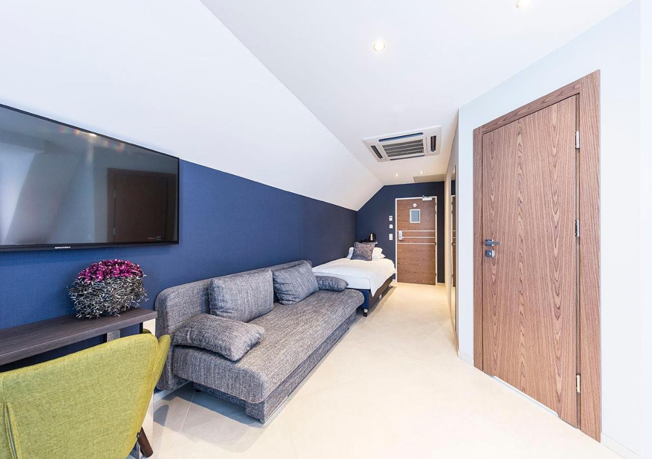 Family Room - Photo 6