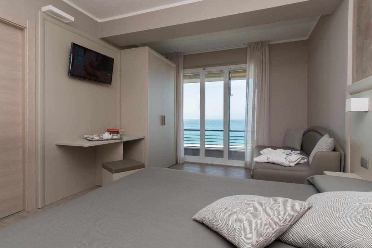 Superior Quadruple Room with Terrace and Sea View photo 3