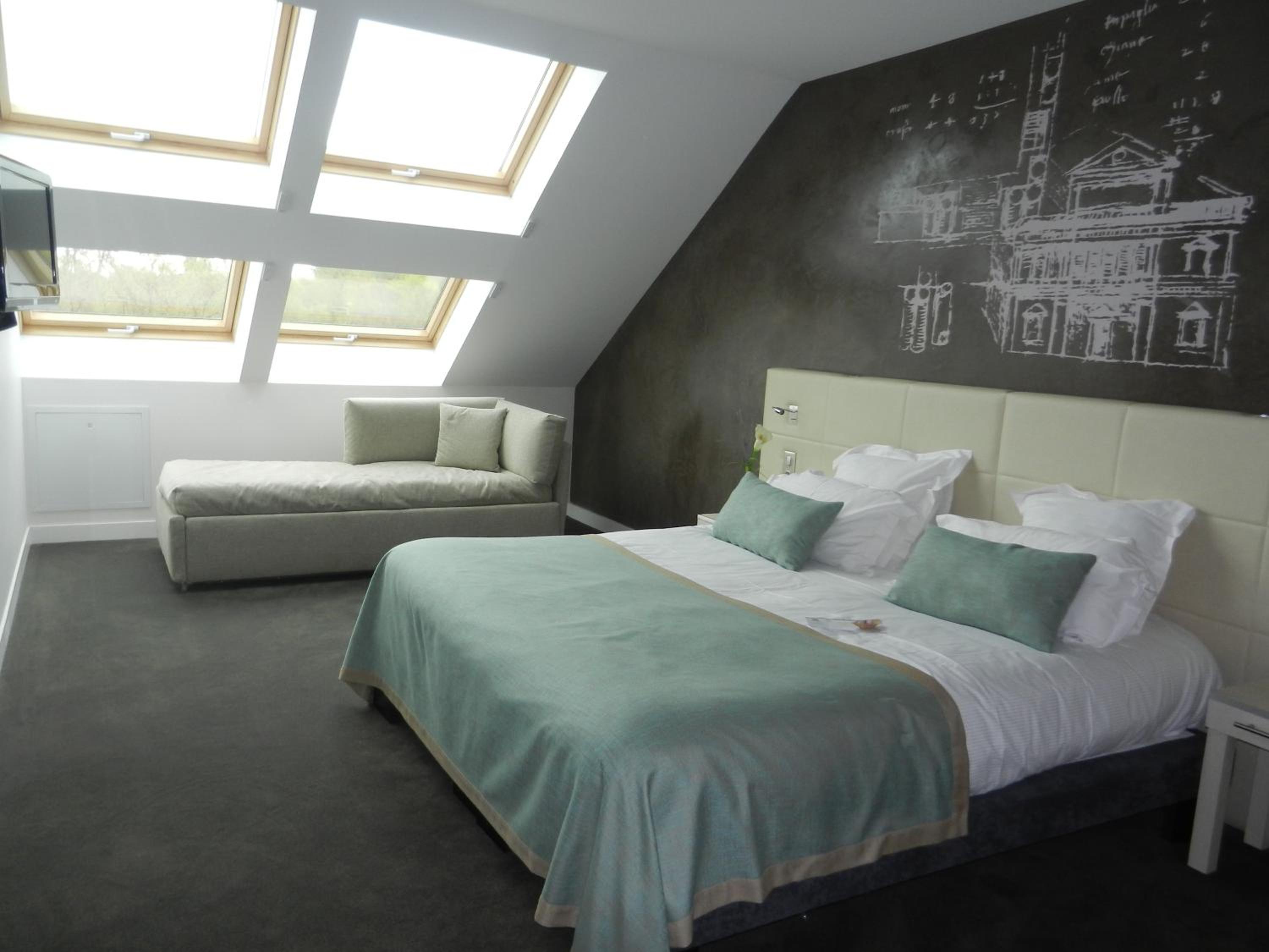 Junior Suite with 1 King and 2 Single Beds and River Side - Photo 2
