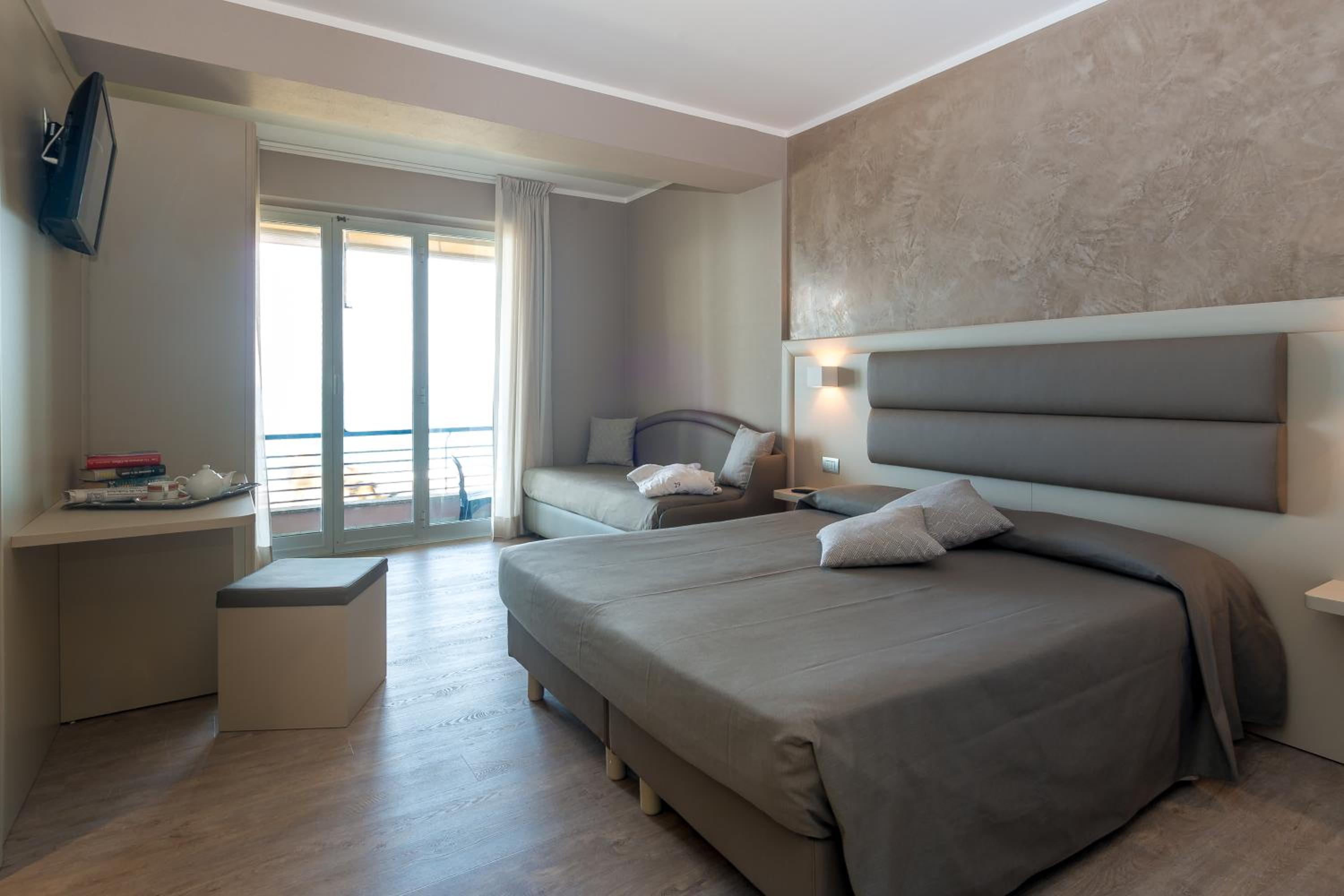 Superior Quadruple Room with Terrace and Sea View photo 2