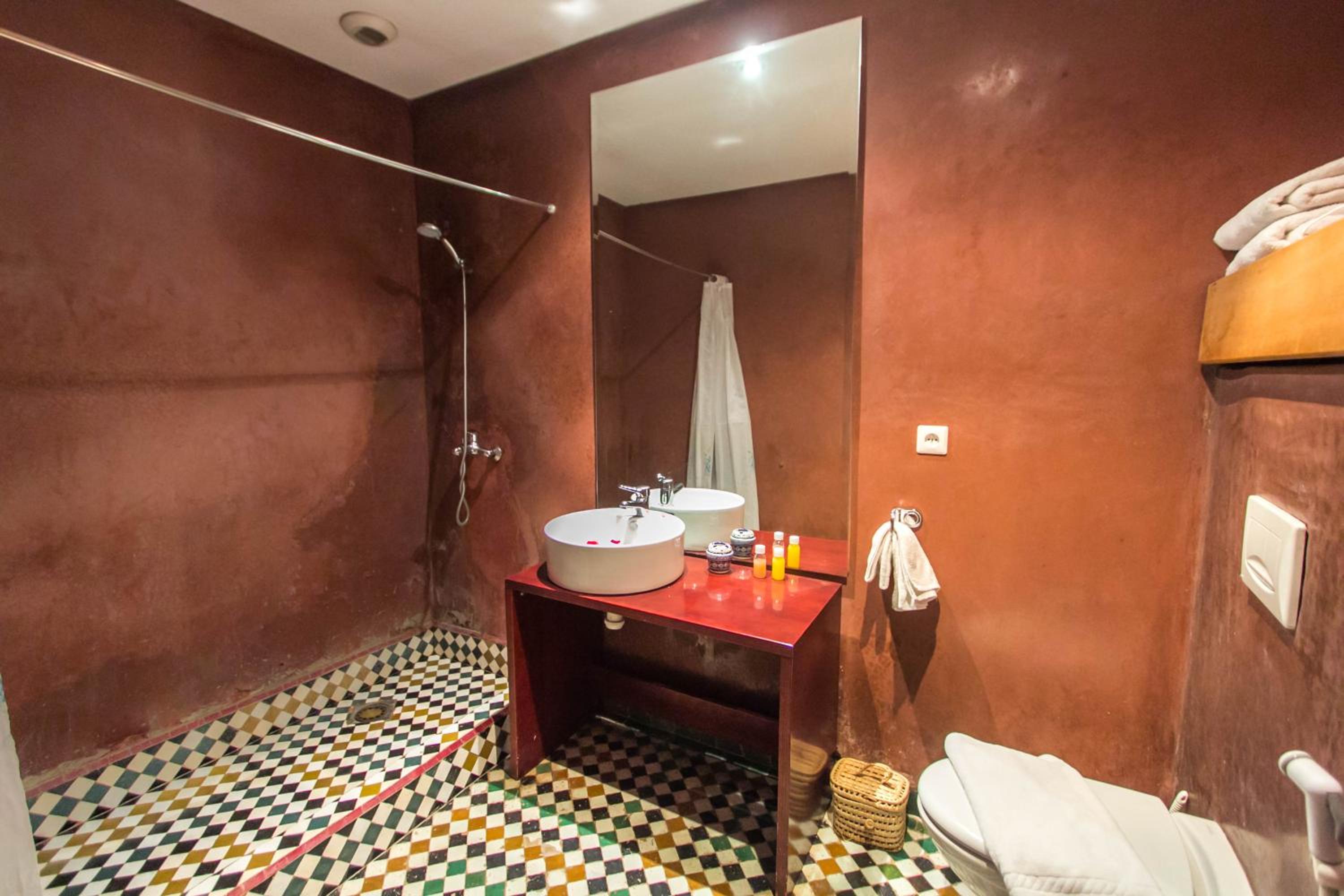 Deluxe Family Suite - Photo 9