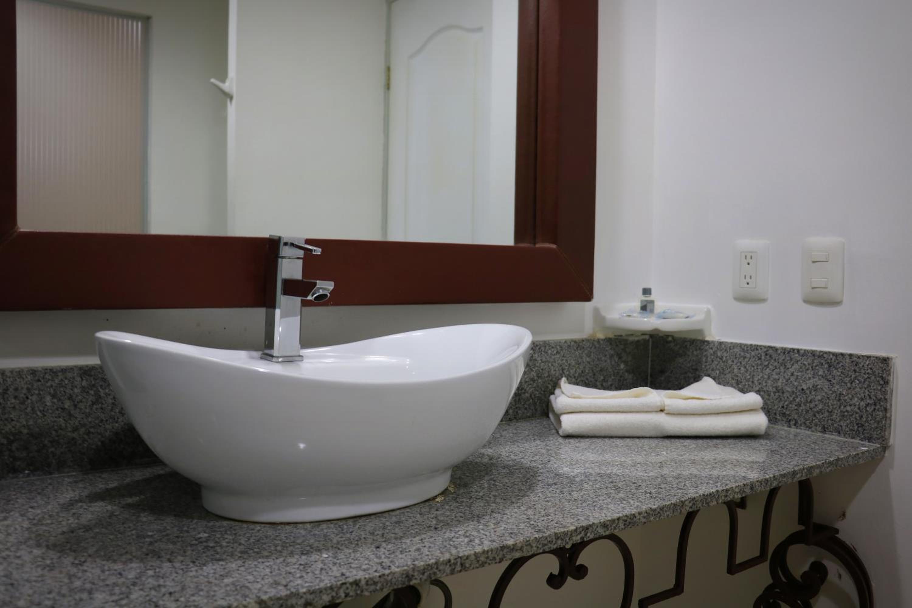 Standard King Room - Photo 9