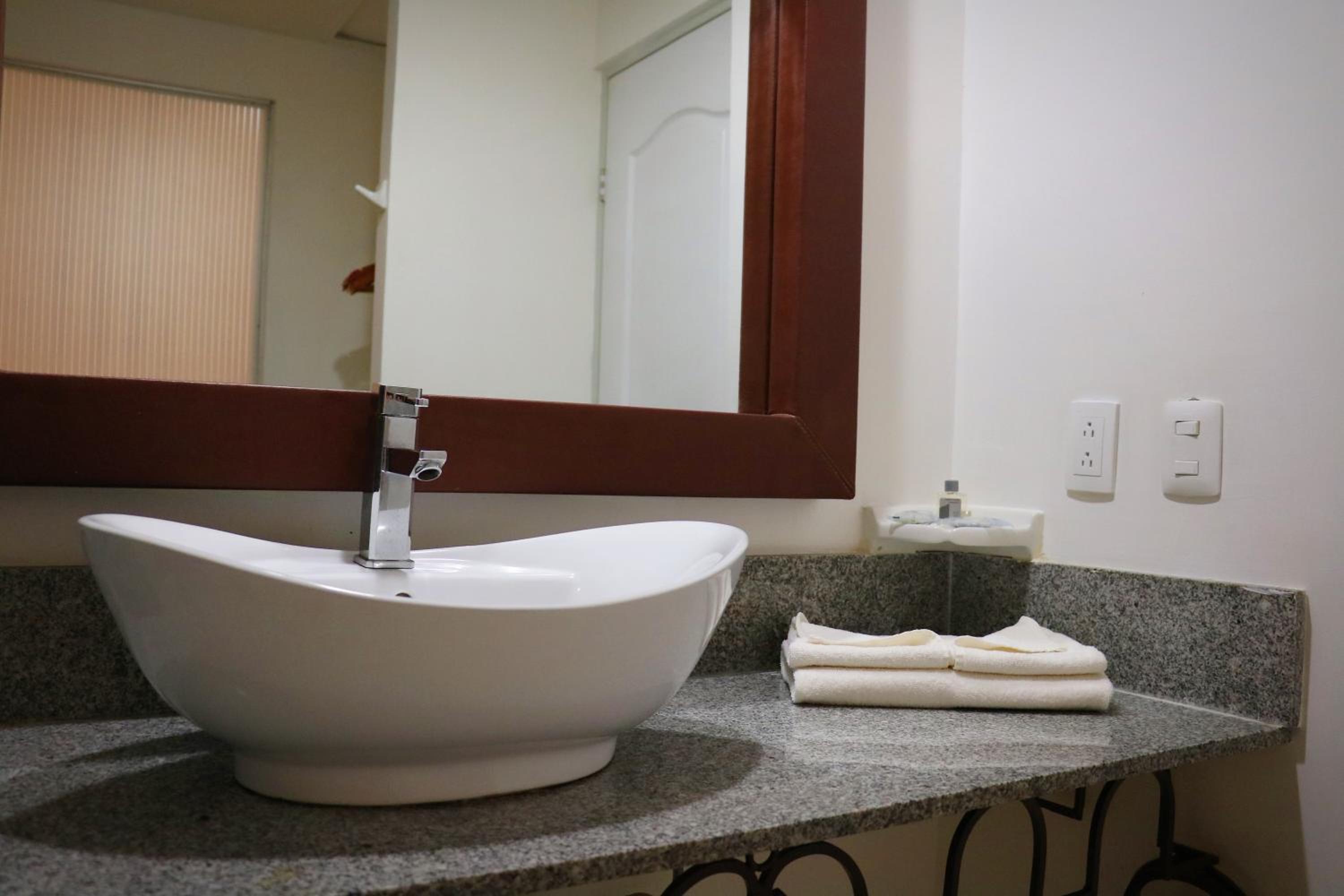Standard Twin Room - Photo 4