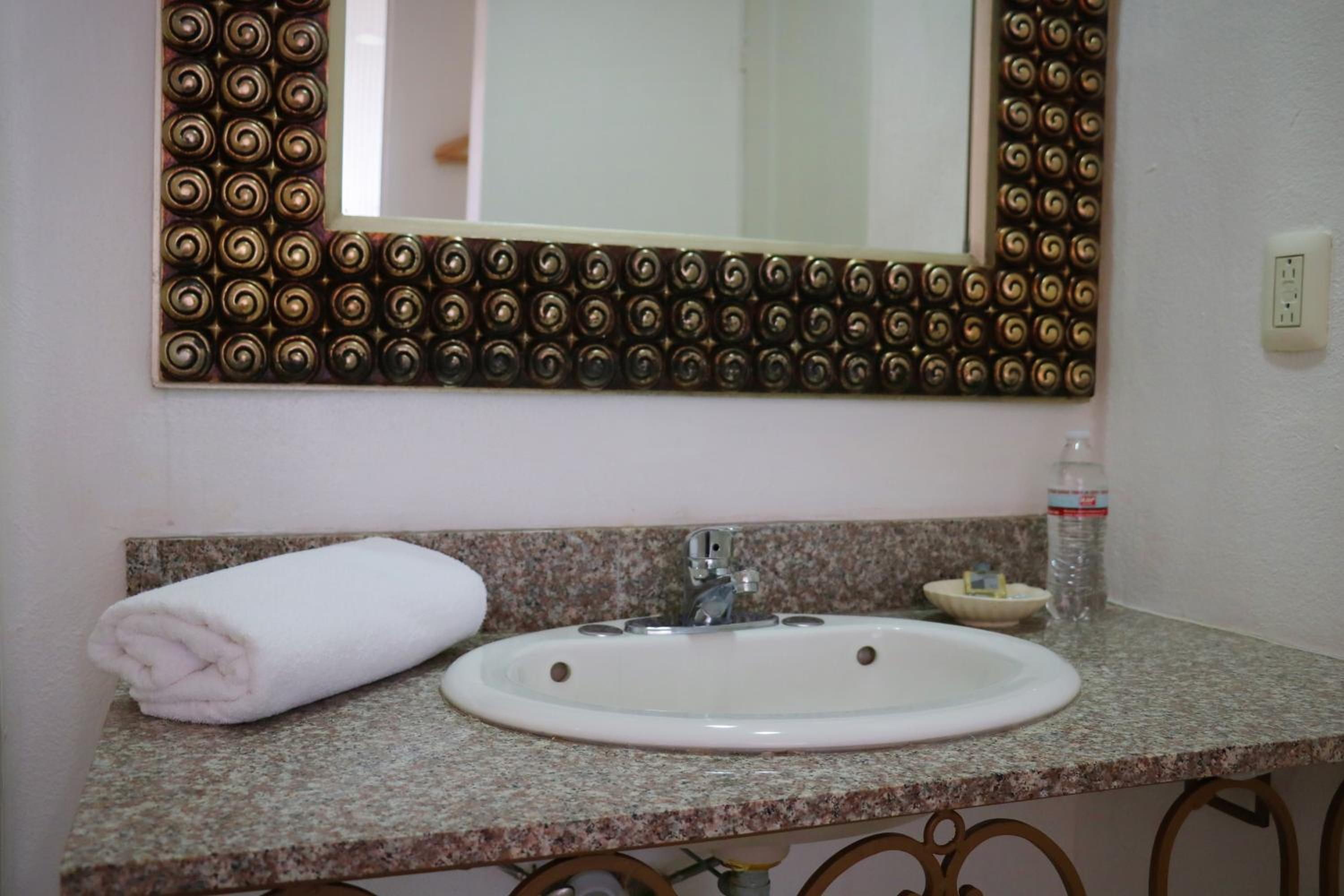 Standard King Room - Photo 4