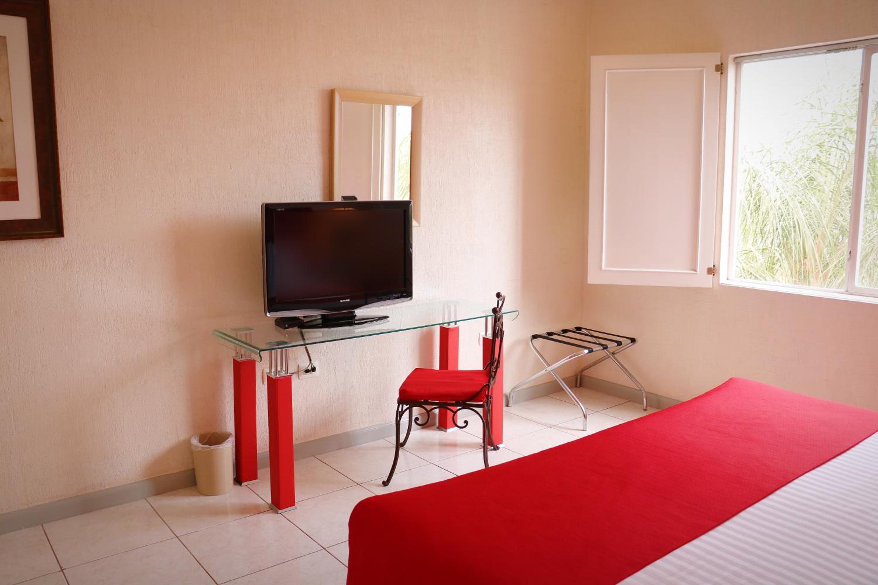 Standard King Room - Photo 6