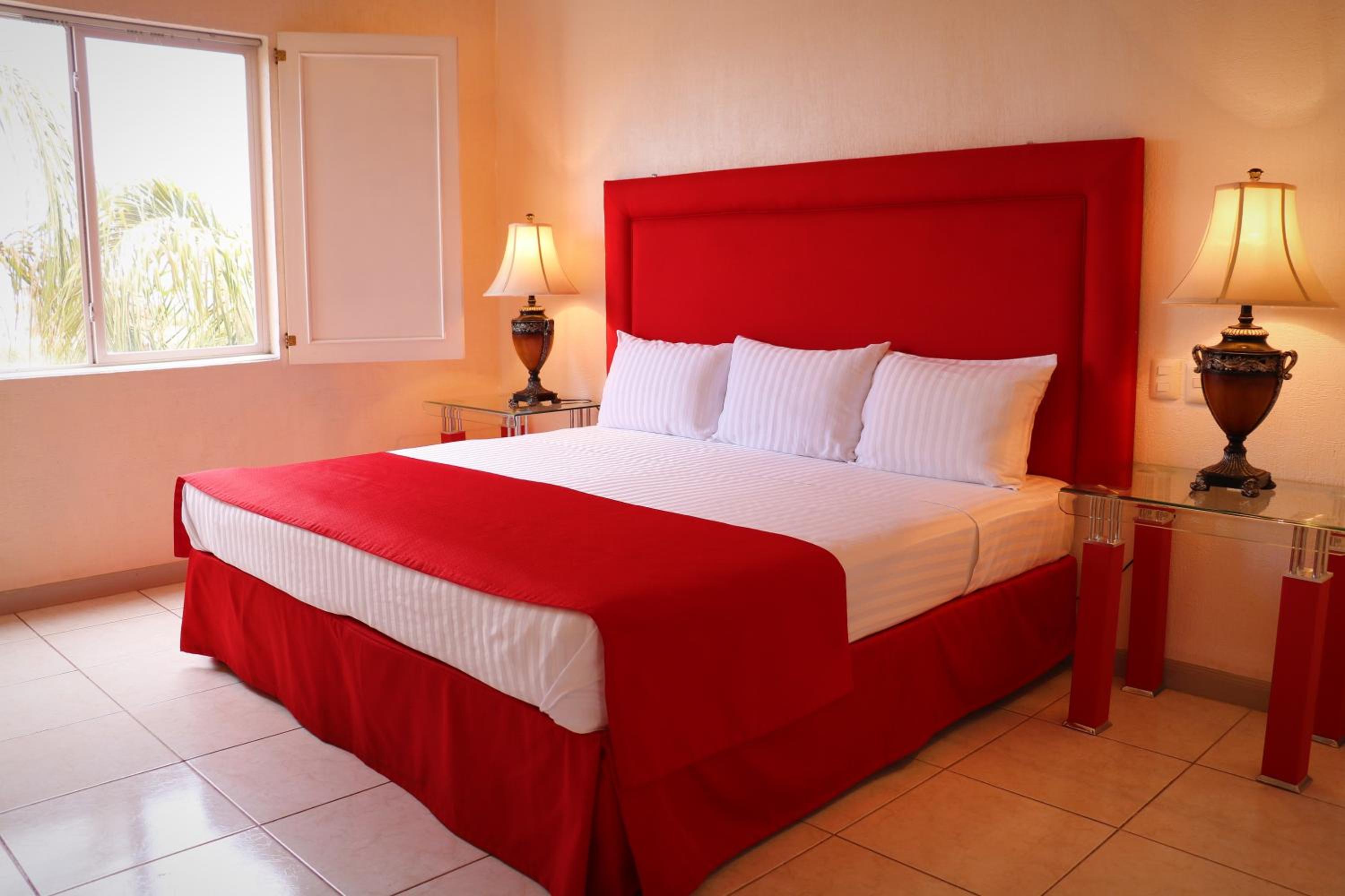 Standard King Room - Photo 5