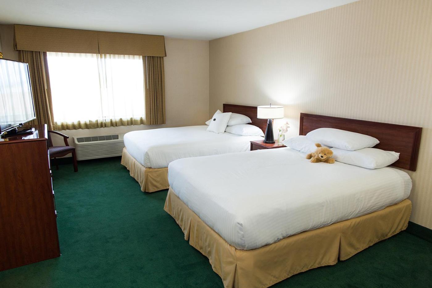 Queen Room with Two Queen Beds - Photo 5