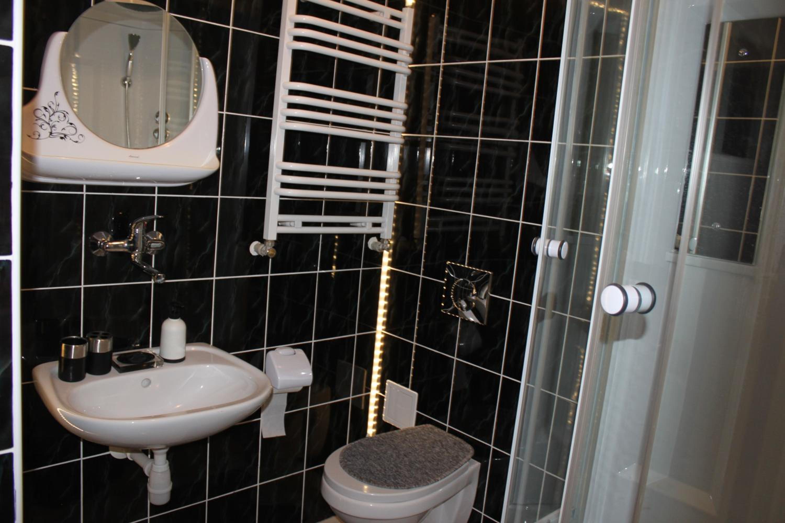 Twin Room with Bathroom - Photo 6