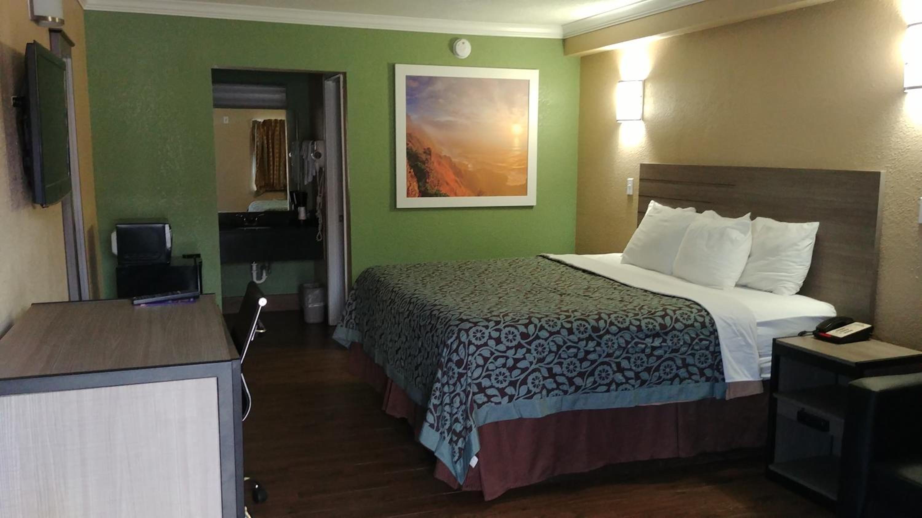 King Room - Non-Smoking - Photo 2