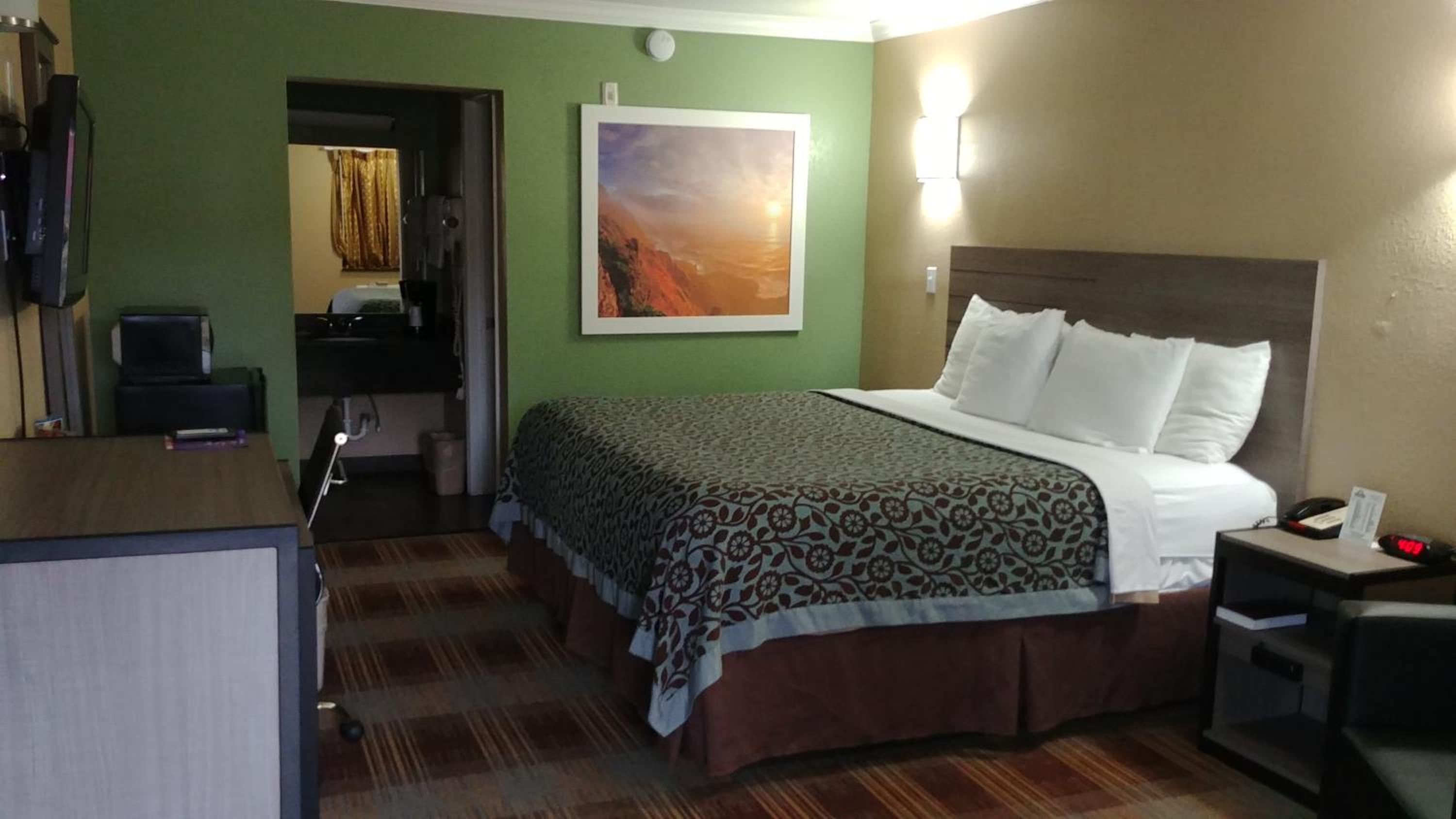 King Room - Non-Smoking - Photo 6