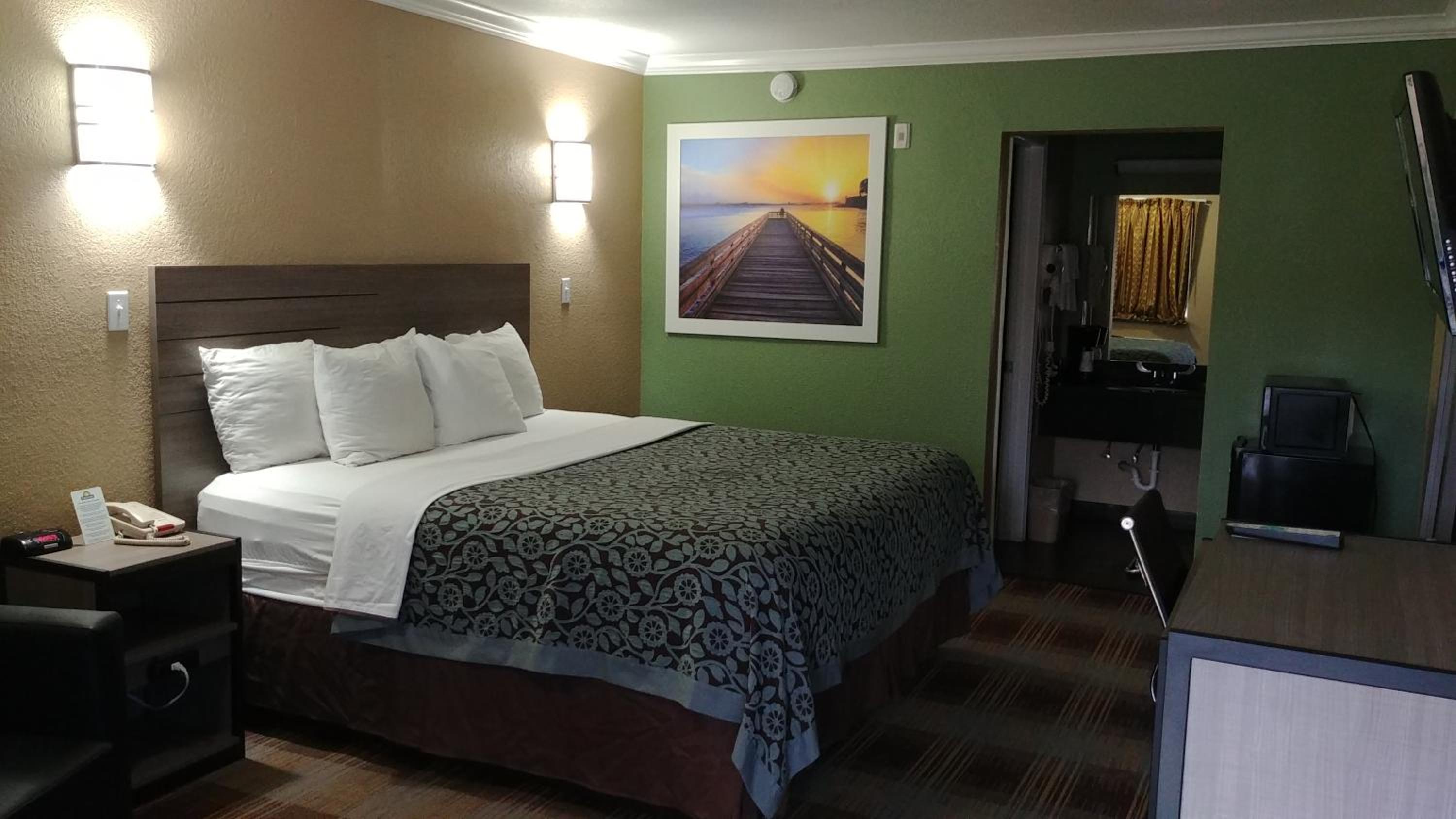 King Room - Non-Smoking - Photo 3