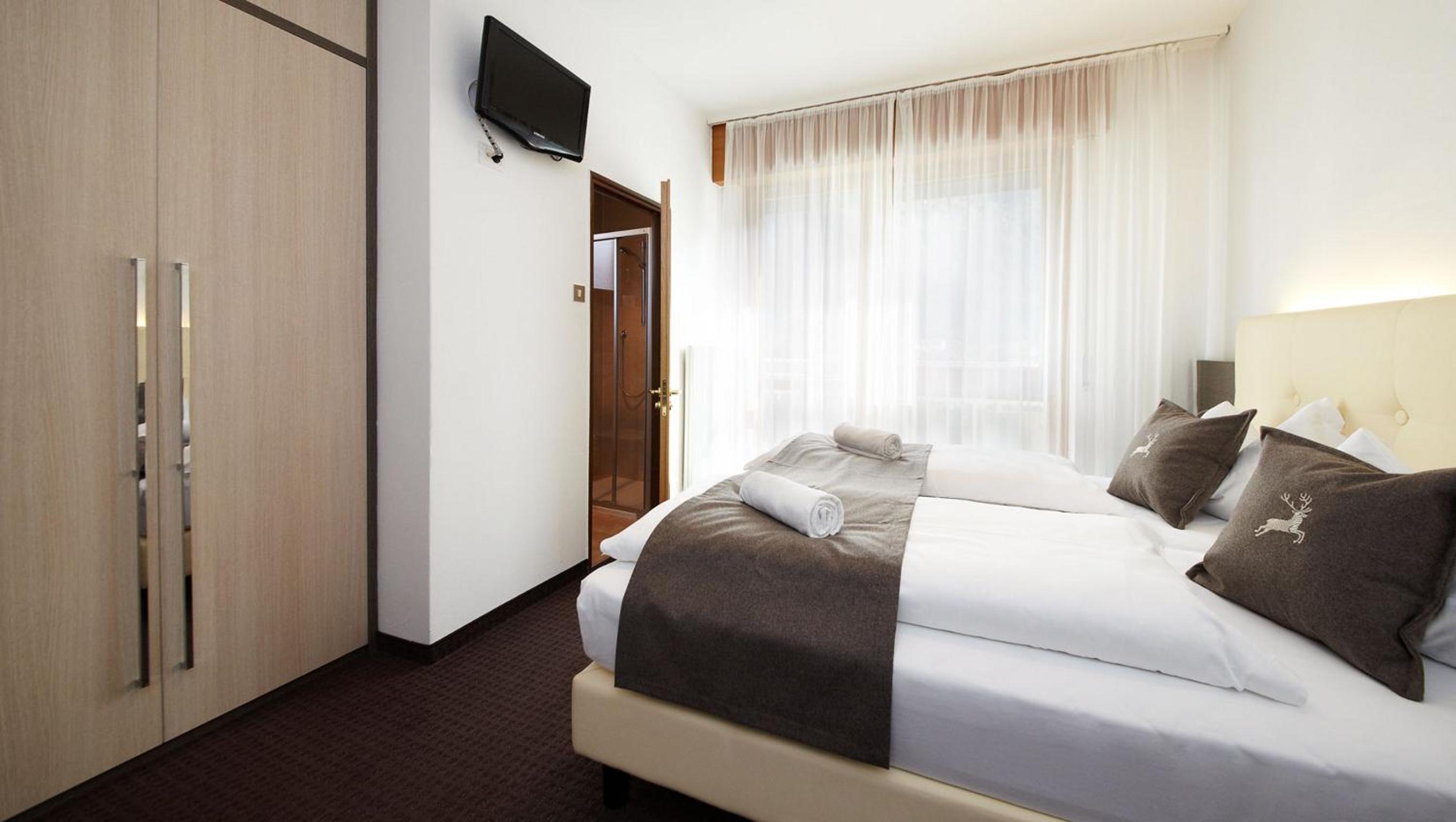 Triple Room with Balcony - Street Side - Photo 4