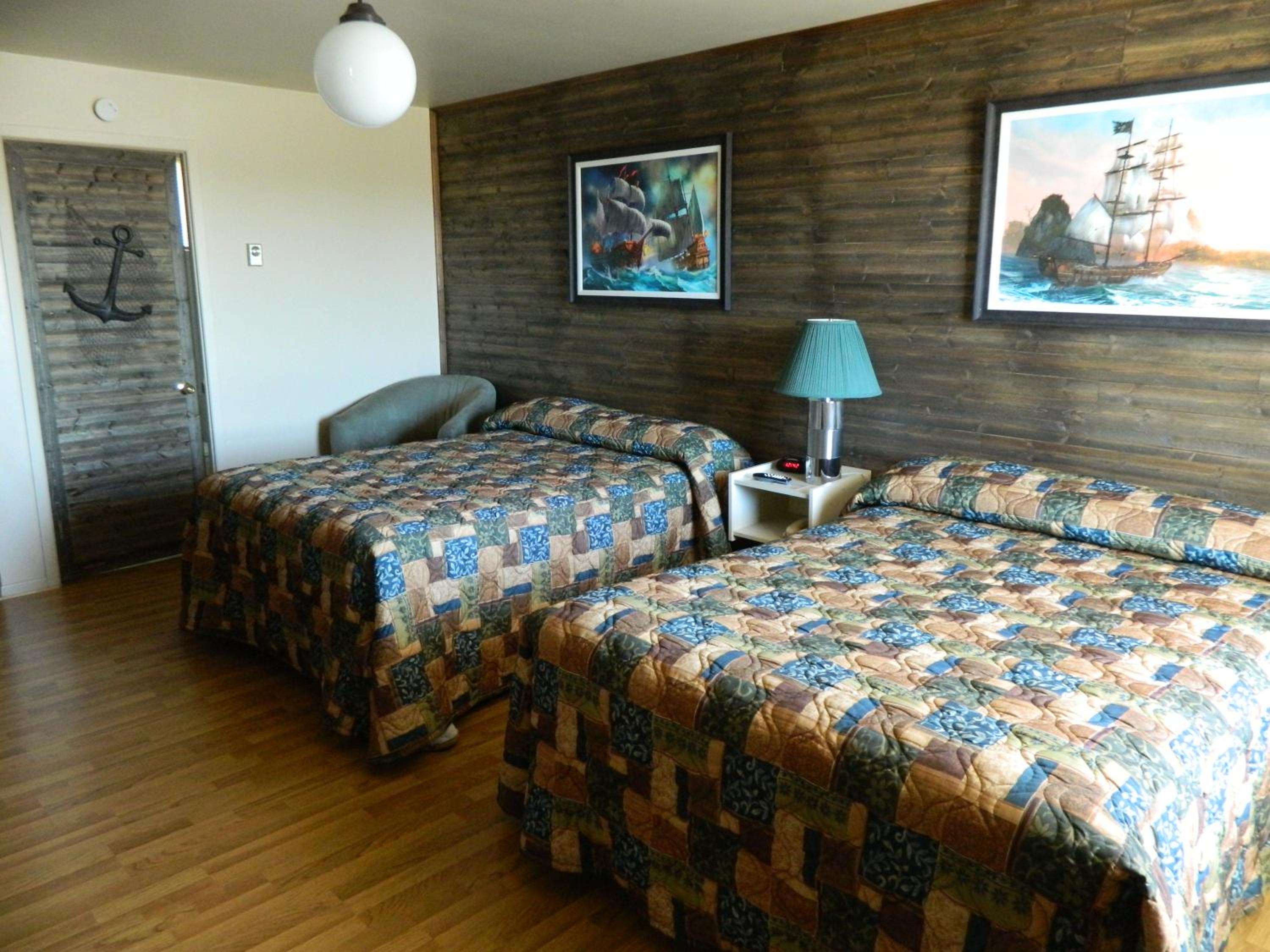 Quadruple Room with Private Bathroom photo 1