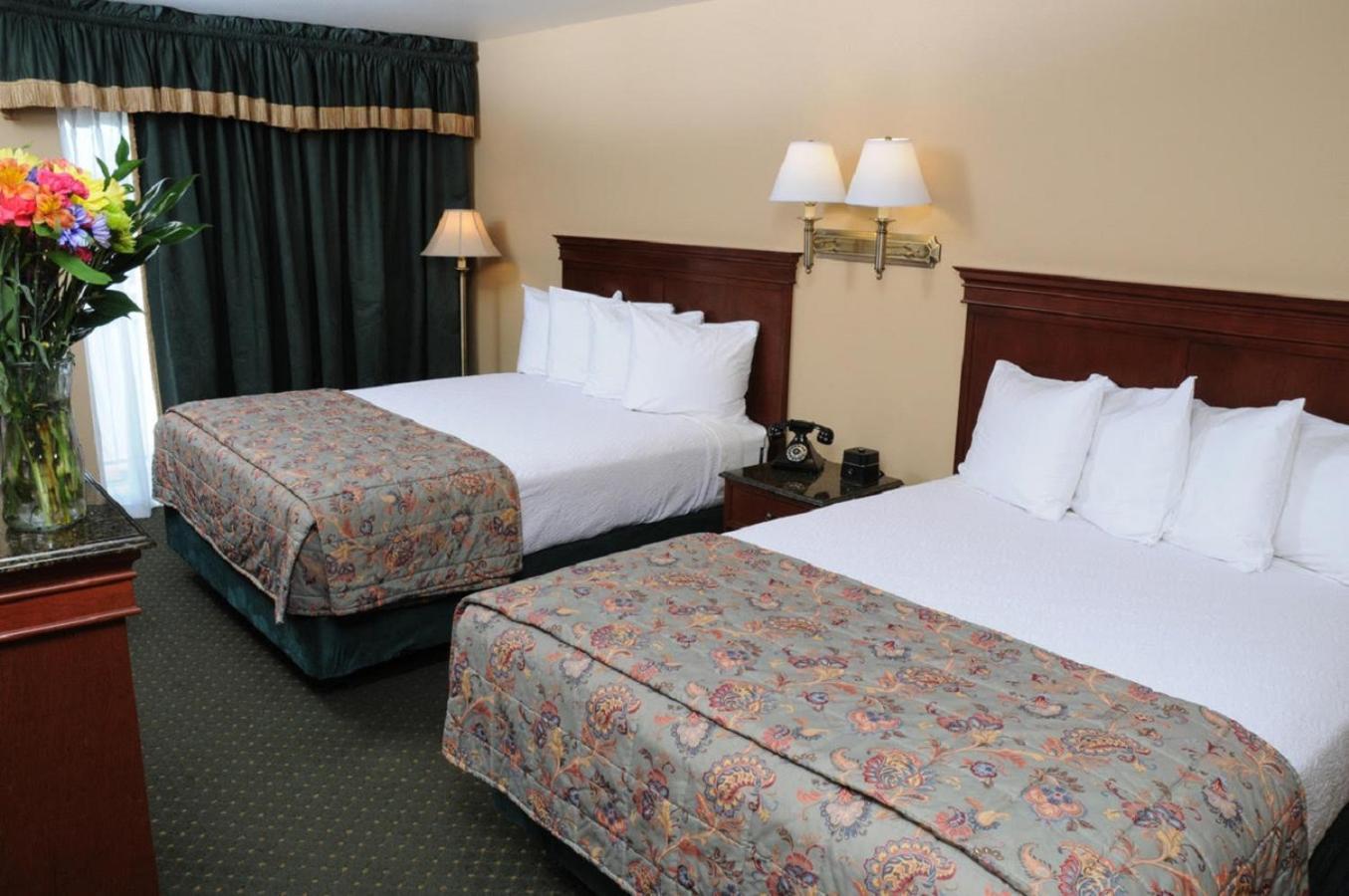Queen Room with Two Queen Beds photo 2