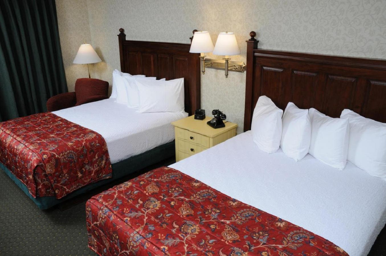 Queen Room with Two Queen Beds photo 3