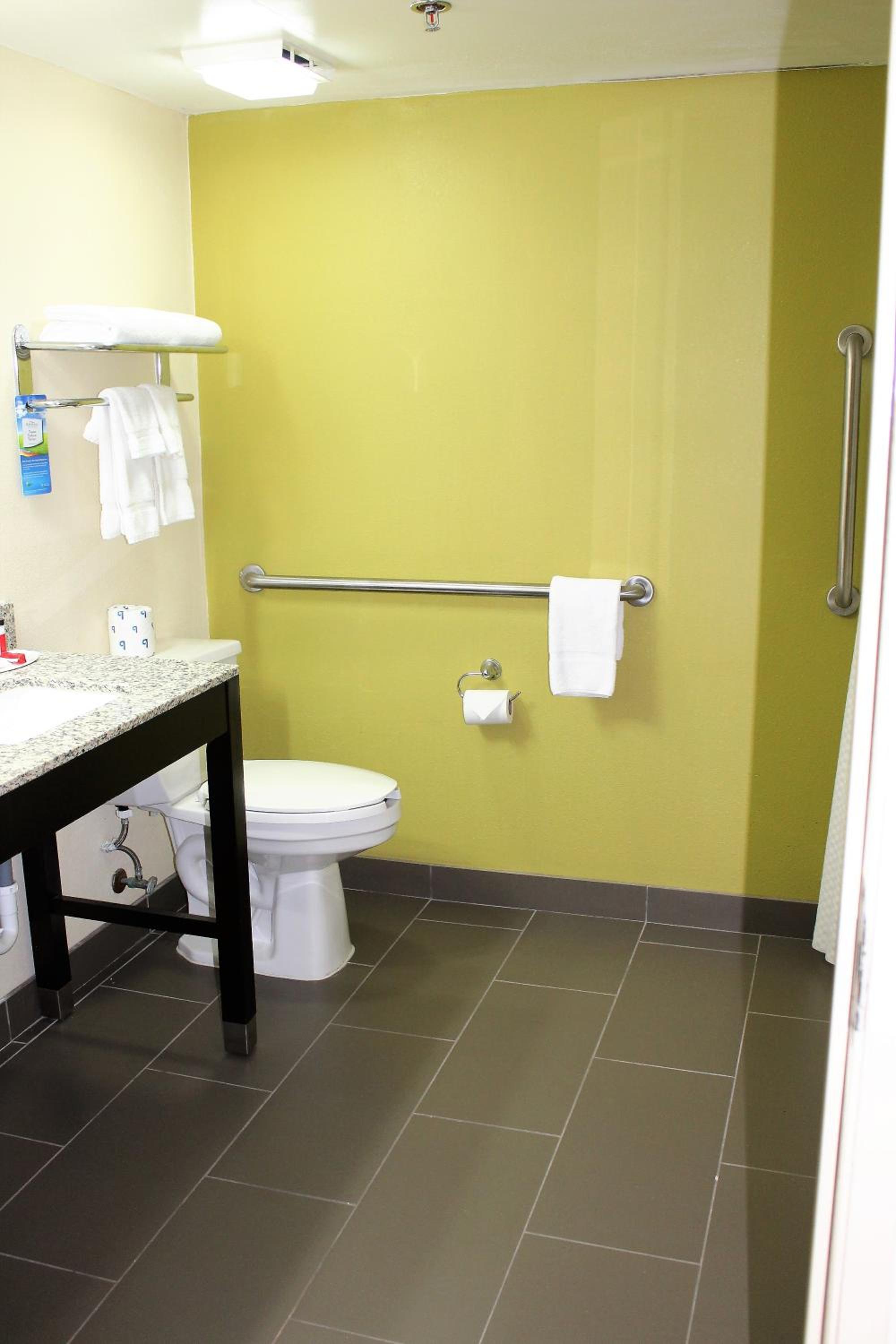 Queen Room - Mobility Access/Non-Smoking photo 2