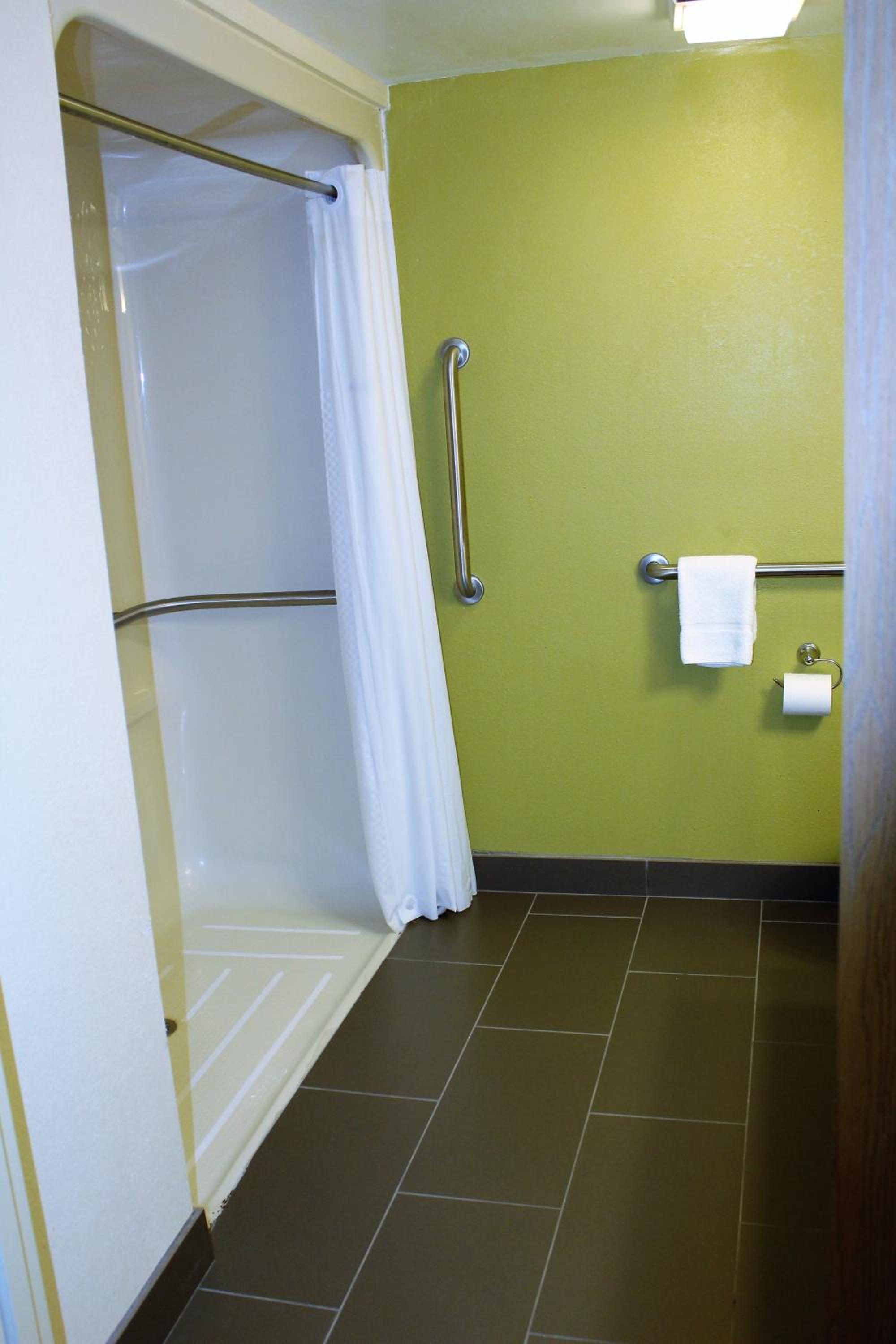 Queen Room - Mobility Access/Non-Smoking - Photo 3