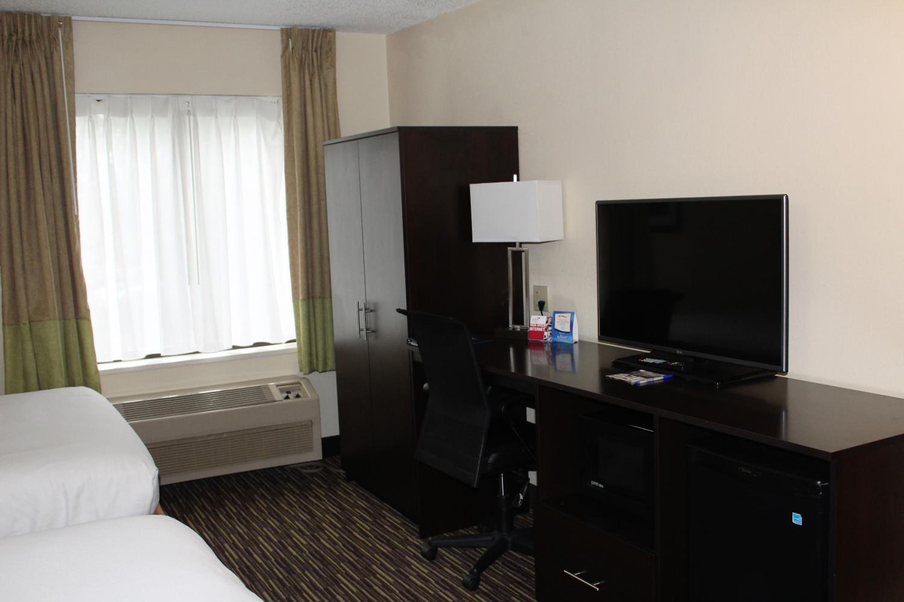 Double Room with Two Double Beds - Non-Smoking - Photo 2