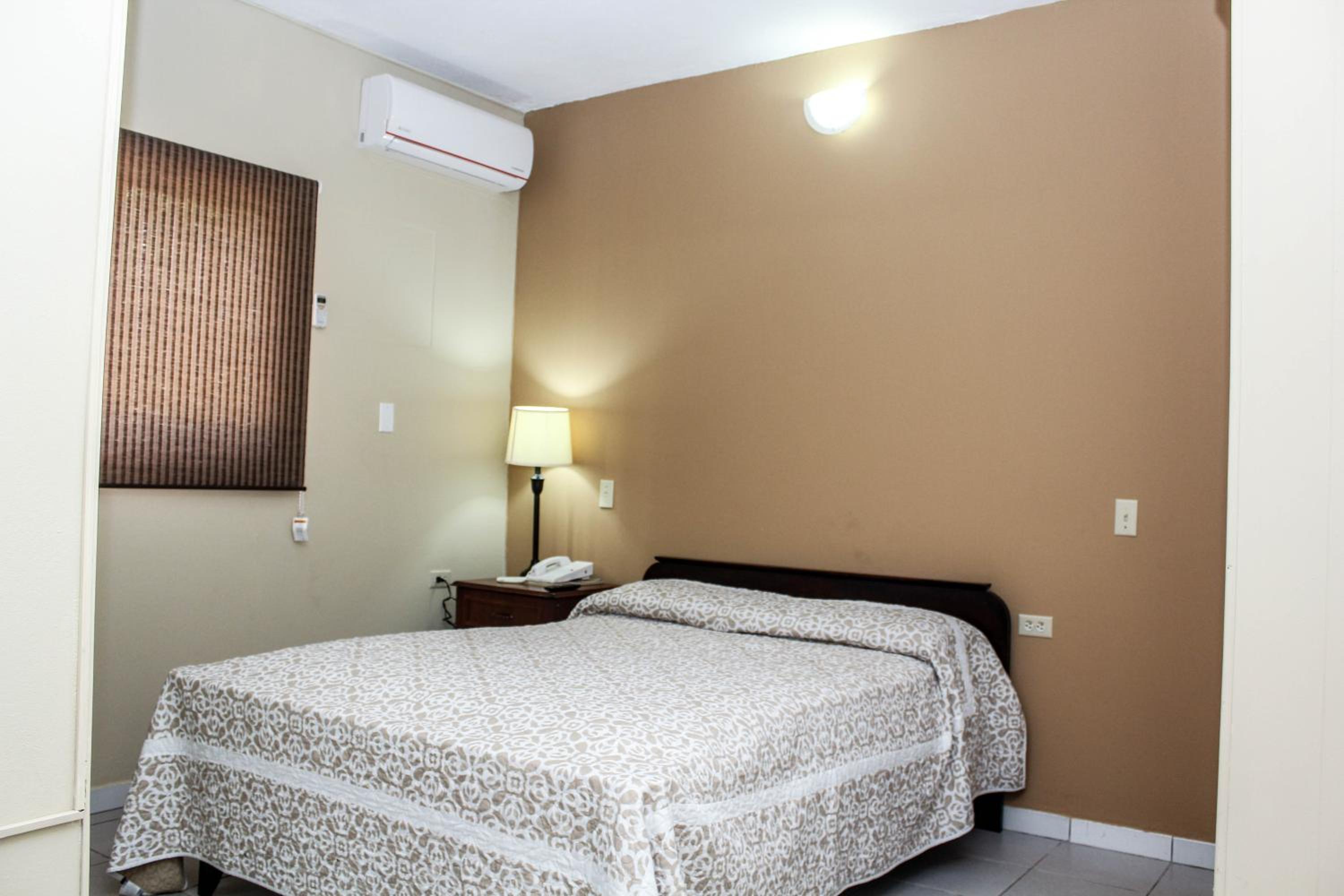 Queen Room - Photo 3