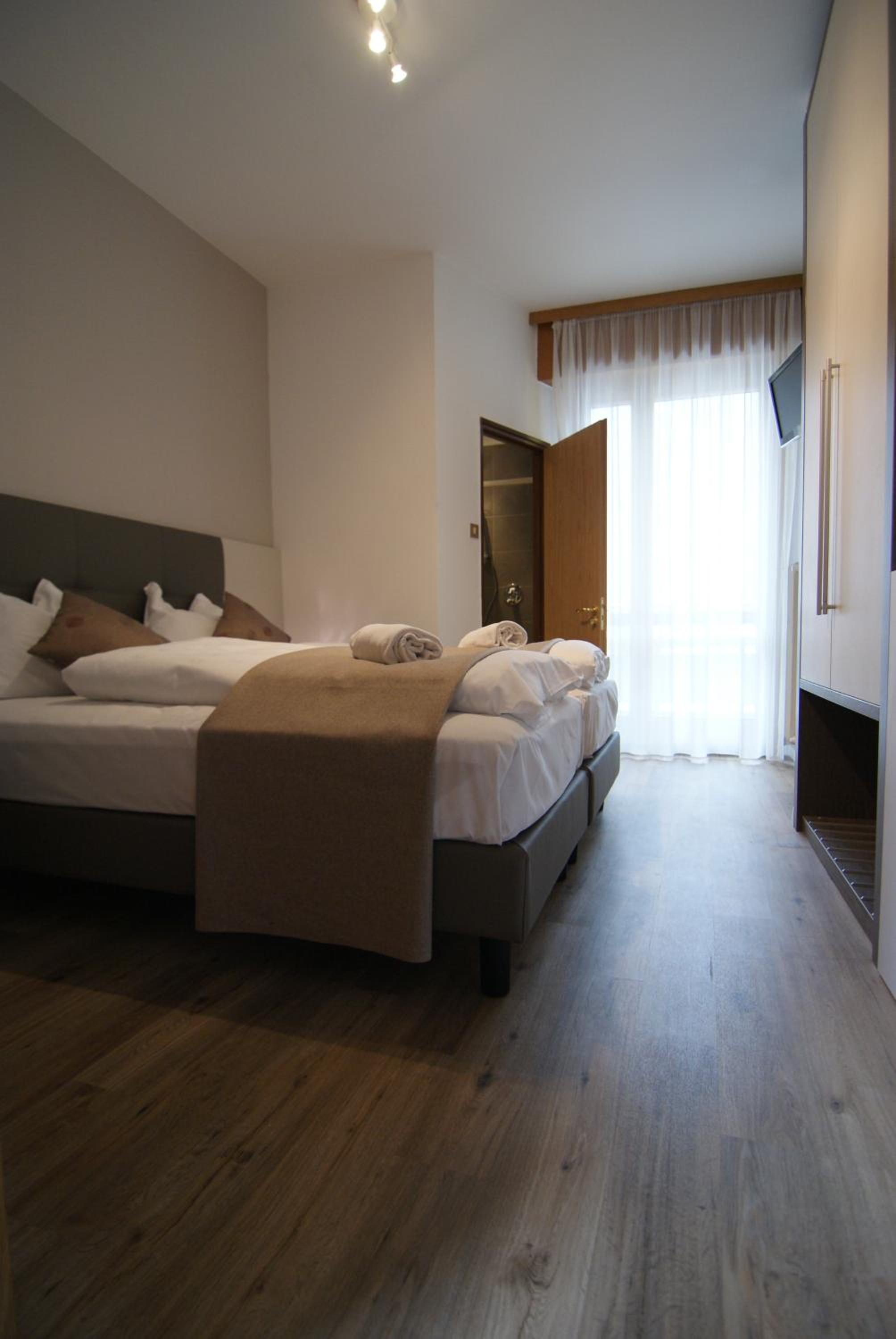 Double or Twin Room with Balcony and Garden View - Photo 10