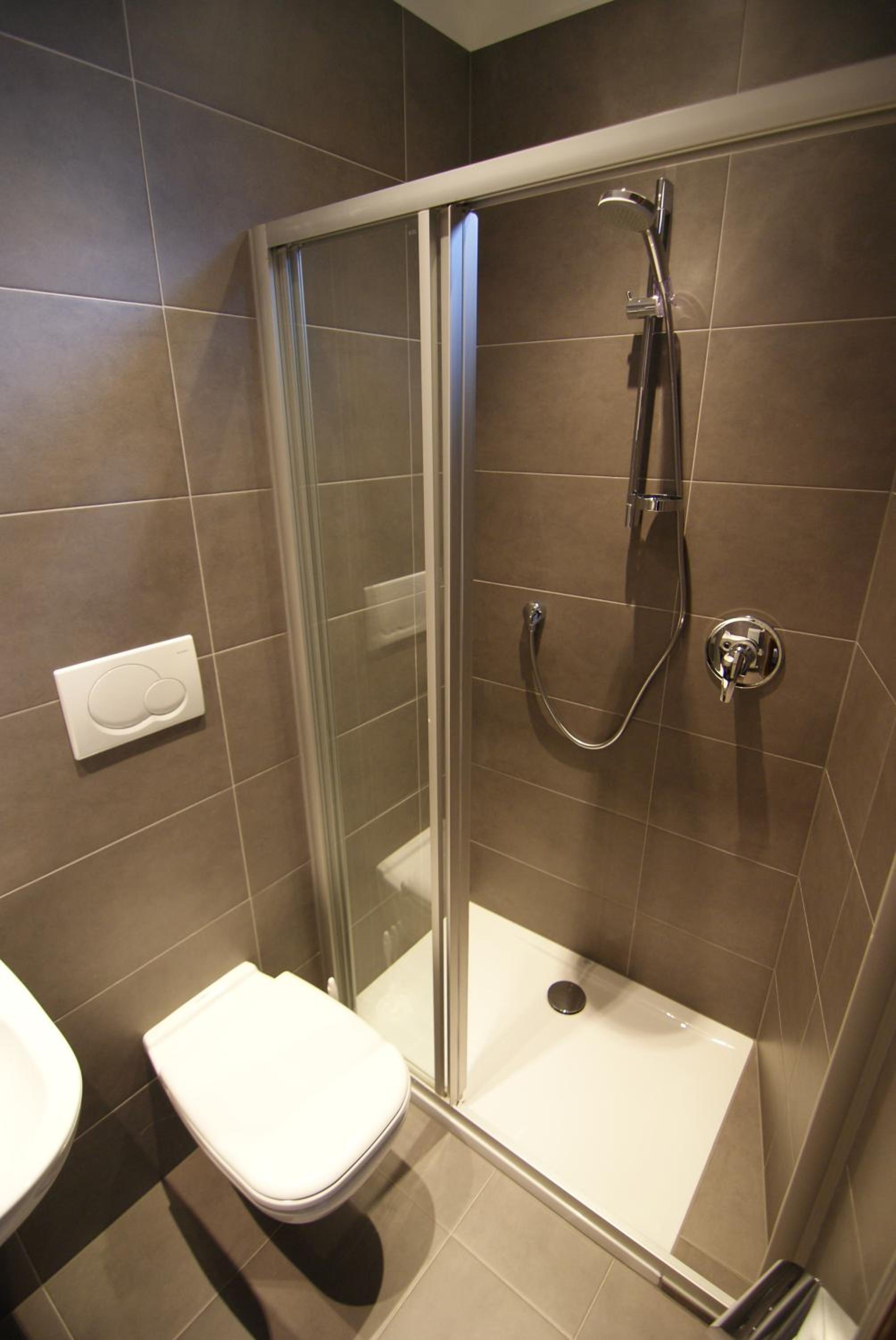 Economy Double Room - Street Side - Photo 7
