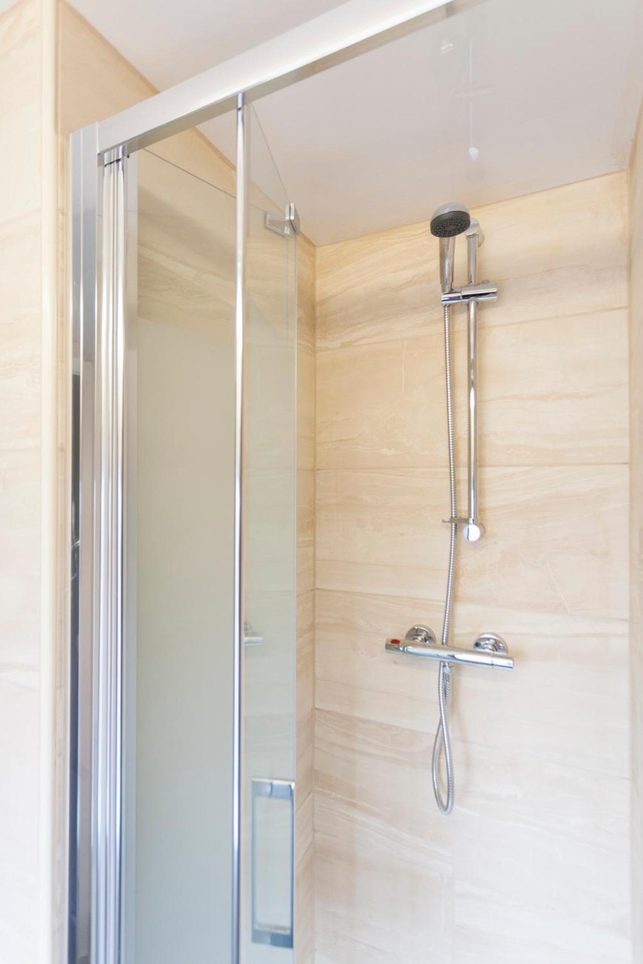 Family Room with Shared Bathroom photo 2