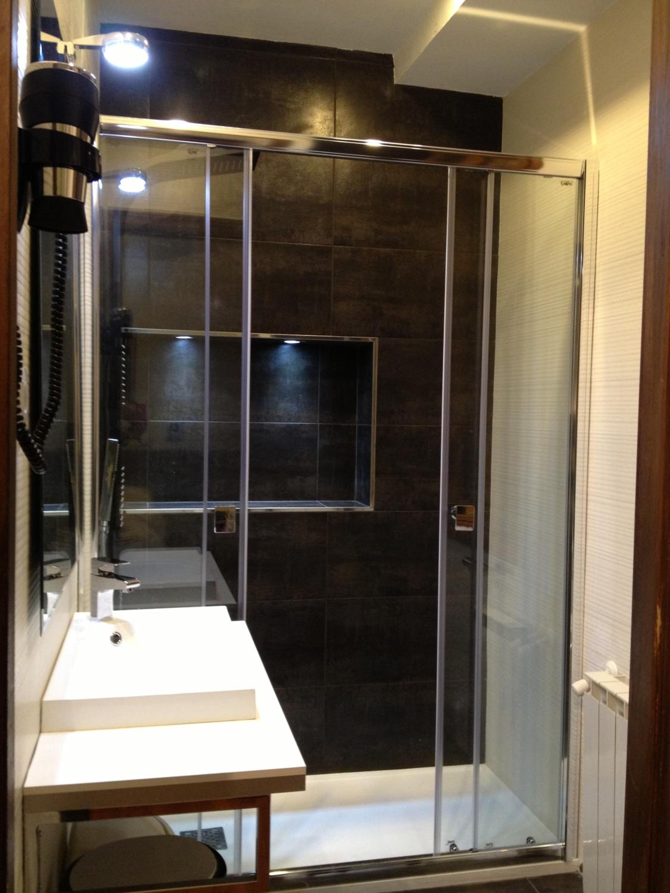 Double or Twin Room - Photo 12